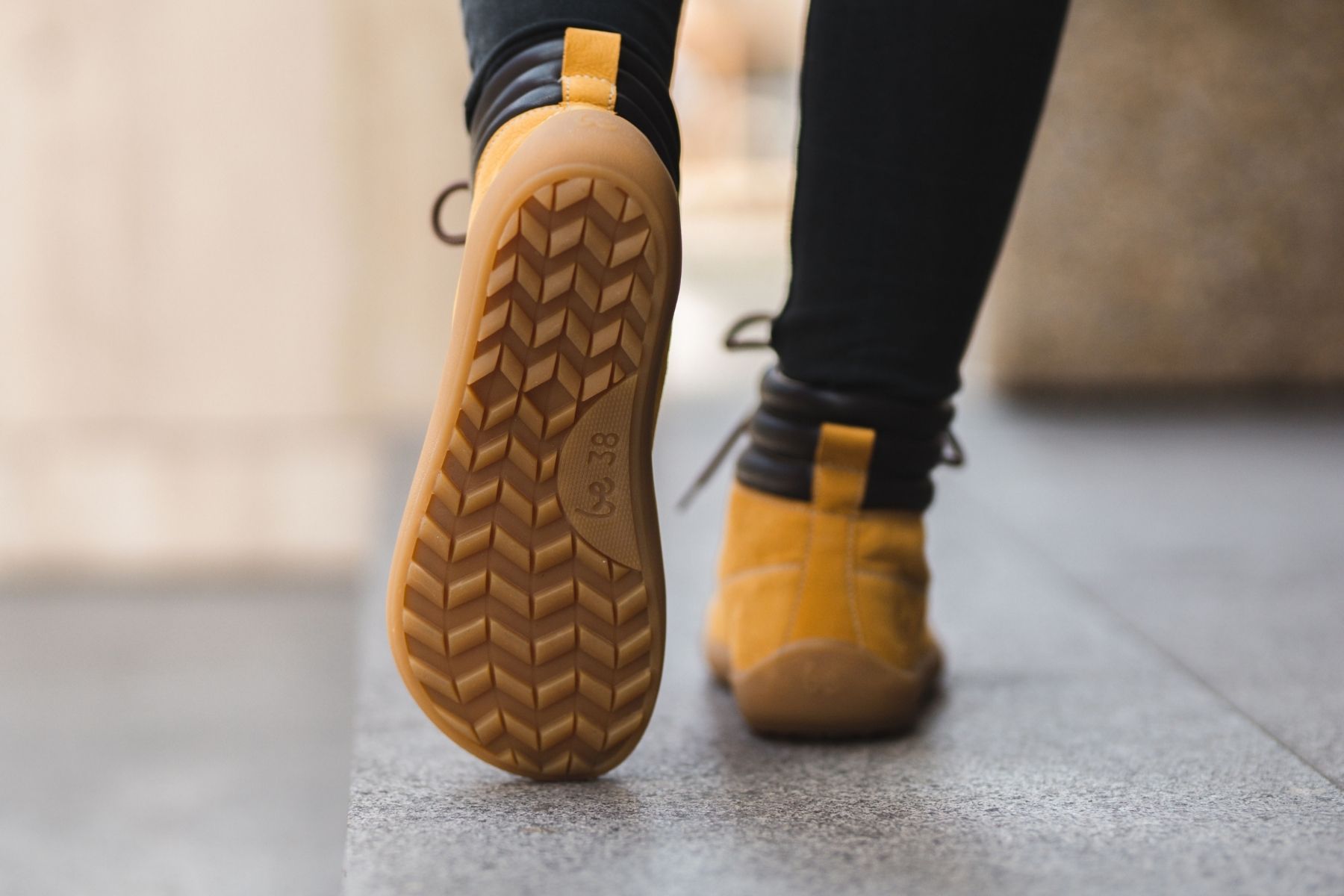 Chaussures barefoot Be Lenka Nevada Neo - Mustard.


.insulation-properies{display:flex}@media(max-width:991px){.insulation-properies{flex-direction:column}}﻿﻿﻿﻿﻿﻿

les chaussures barefoot imitent parfaitement la marche pieds nus, exactement comme la nature l'a conçuedes chaussures minimalistes idéales pour un hiver plus douxun col de cheville rembourré offre une chaleur supplémentaire, pendant que la sangle facilite l'enfilagela semelle en caoutchouc antidérapante nouvellement conçue garantit une excellente protection et adhérence lors de la marche sur diverses surfacespartie avant généreuse de la chaussure pour un espace suffisant pour les orteils et une sensation pieds nus uniquedes matériaux de première qualité sélectionnés avec soin et coupés par nos artisans qualifiésla semelle DeepGrip est conçue pour une meilleure stabilité sur différentes surfaces
Avantages des chaussures barefoot:
semelle ultra souplezéro drop : talon et orteils au même niveau pour une bonne posturepointe spacieuse pour vos doigtschaussures légères
Type : chaussure de ville