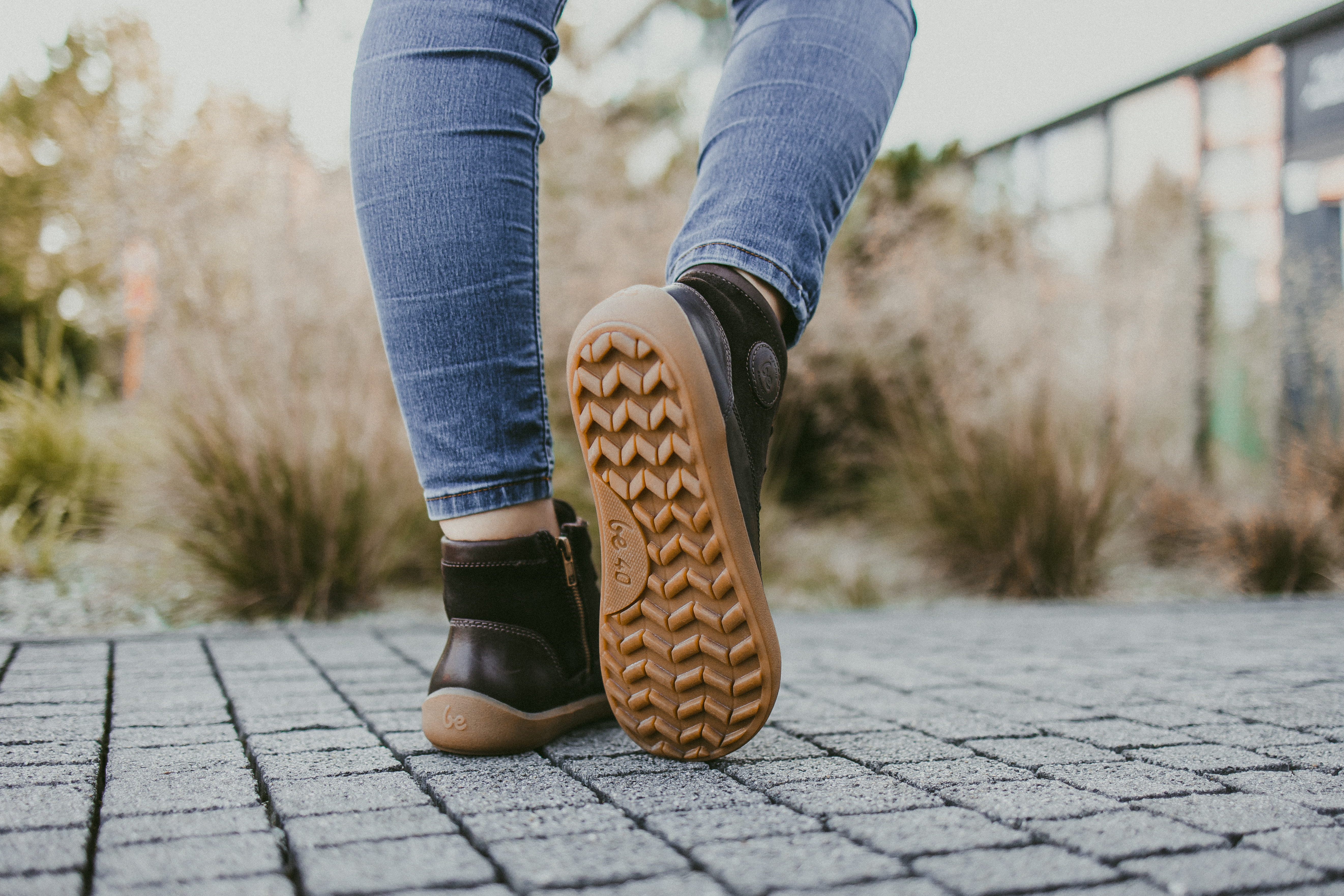 Chaussures Barefoot Be Lenka Olympus - Dark Brown.

















.insulation-properies{display:flex}@media(max-width:991px){.insulation-properies{flex-direction:column}}﻿﻿﻿﻿

















les chaussures barefoot Be Lenka Olympus imitent parfaitement la marche pieds nus, exactement comme la nature l'a conçuechaussures barefoot intemporelles de haute qualité en cuir pleine fleur lisse et cuir brosséLa semelle en gomme souple et résistante à l'abrasion de 4 mm (sans saillies) offre une excellente adhérence et stabilité dans toutes les conditions.La semelle DeepGrip est conçue pour une meilleure stabilité sur différentes surfacesla fermeture éclair efficace à l'intérieur de la cheville est un élément 