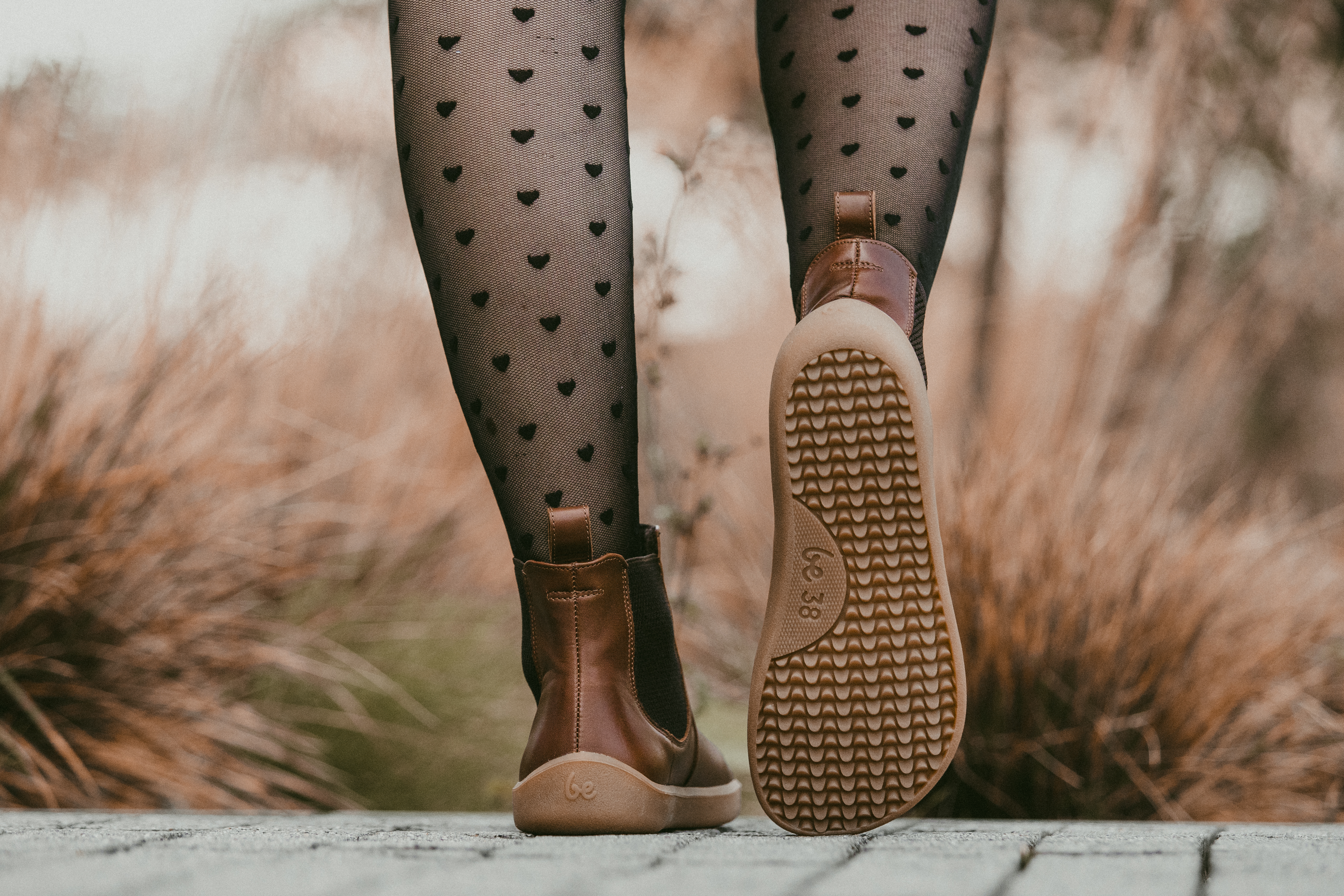 Barefoot chaussures Be Lenka Entice Neo - Dark Brown.
Tige : cuir nappa Doublure : polaire Semelle intérieure : amovible, (PU recyclé + polaire)Semelle : UniGrip (caoutchouc) Fabrication : Portugal






































.insulation-properies{display:flex}@media(max-width:991px){.insulation-properies{flex-direction:column}}﻿﻿﻿﻿


















Les chaussures barefoot imitent parfaitement la marche pieds nus, exactement comme la nature l'a conçu
Be Lenka Entice Neo dans le style Chelsea est un élément essentiel de la période de transition
un design emblématique avec une touche d'élégance qui offre tous les bienfaits des chaussures barefoot pour la santé
une bande de tissu élastique tricoté placée à l'intérieur et à l'extérieur donne à la chaussure le style nécessaire
Des matériaux haut de gamme vous garantiront un maximum de confort lorsque vous les porterez

Avantages des chaussures barefoot:

semelle ultra flexible
zéro drop : talon et orteil au même niveau pour une bonne posture
pointe spacieuse pour vos orteils
des chaussures légères

Type : chaussures de marche