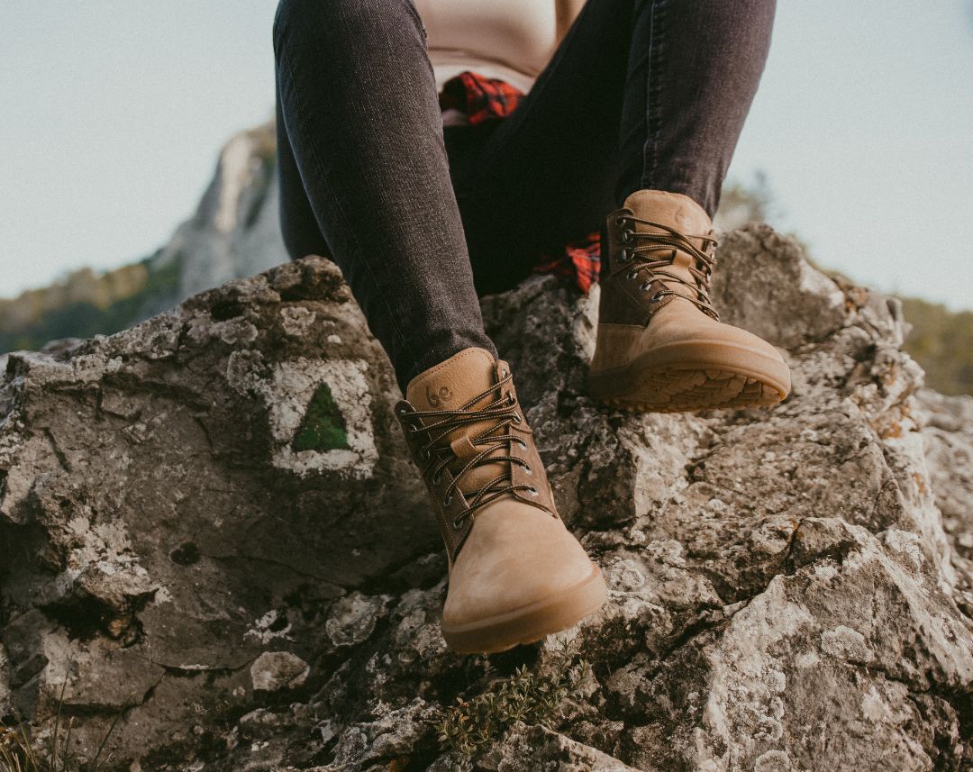 Chaussures barefoot Be Lenka Nevada Neo - Sand & Dark Brown.


.insulation-properies{display:flex}@media(max-width:991px){.insulation-properies{flex-direction:column}}﻿﻿﻿﻿﻿﻿

les chaussures barefoot imitent parfaitement la marche pieds nus, exactement comme la nature l'a conçuedes chaussures minimalistes idéales pour un hiver plus douxun col de cheville rembourré offre une chaleur supplémentaire, pendant que la sangle facilite l'enfilagela semelle en caoutchouc antidérapante nouvellement conçue garantit une excellente protection et adhérence lors de la marche sur diverses surfacespartie avant généreuse de la chaussure pour un espace suffisant pour les orteils et une sensation pieds nus uniquedes matériaux de première qualité sélectionnés avec soin et coupés par nos artisans qualifiésla semelle DeepGrip est conçue pour une meilleure stabilité sur différentes surfaces
Avantages des chaussures barefoot:
semelle ultra souplezéro drop : talon et orteils au même niveau pour une bonne posturepointe spacieuse pour vos doigtschaussures légères
Type : chaussure de ville