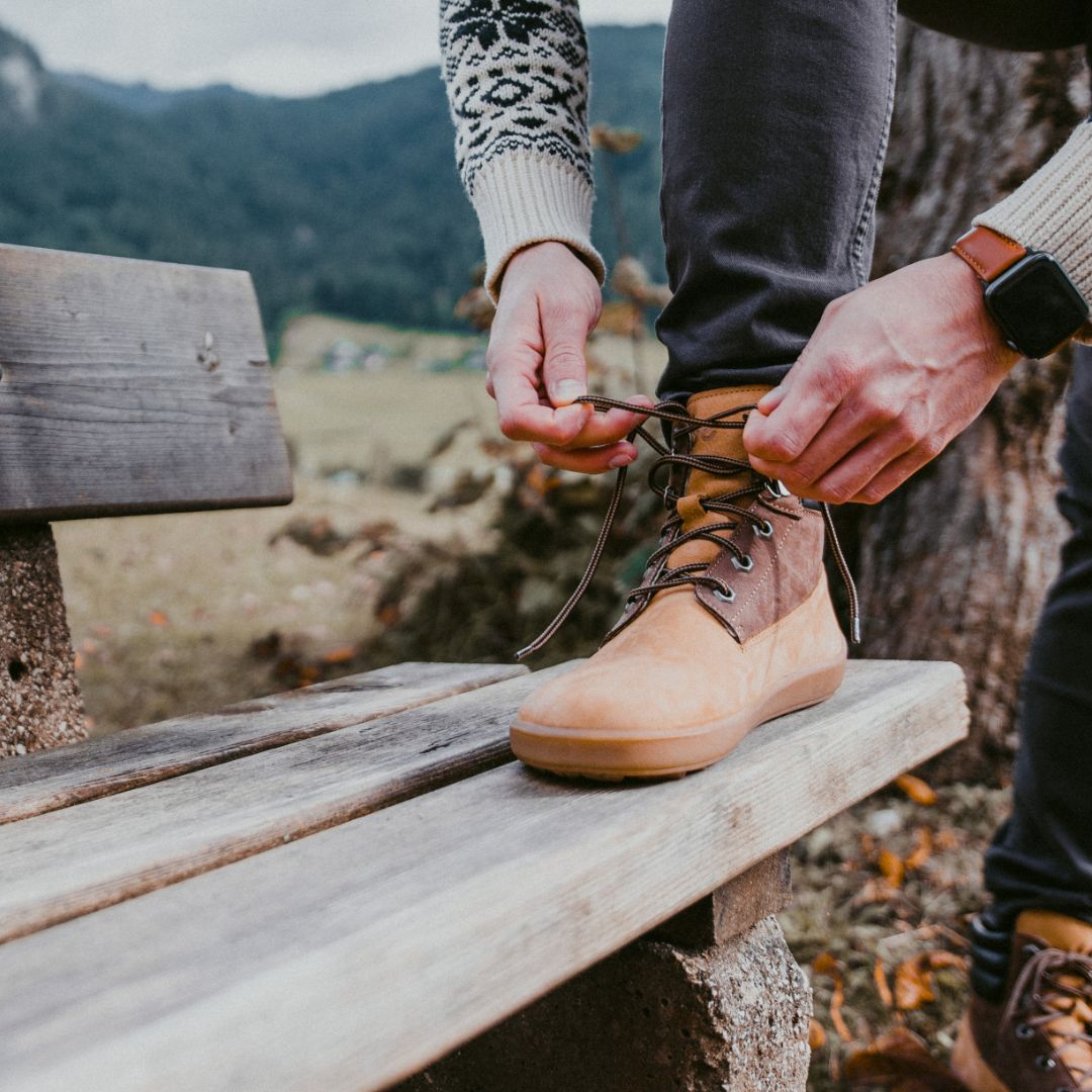 Chaussures barefoot Be Lenka Nevada Neo - Sand & Dark Brown.


.insulation-properies{display:flex}@media(max-width:991px){.insulation-properies{flex-direction:column}}﻿﻿﻿﻿﻿﻿

les chaussures barefoot imitent parfaitement la marche pieds nus, exactement comme la nature l'a conçuedes chaussures minimalistes idéales pour un hiver plus douxun col de cheville rembourré offre une chaleur supplémentaire, pendant que la sangle facilite l'enfilagela semelle en caoutchouc antidérapante nouvellement conçue garantit une excellente protection et adhérence lors de la marche sur diverses surfacespartie avant généreuse de la chaussure pour un espace suffisant pour les orteils et une sensation pieds nus uniquedes matériaux de première qualité sélectionnés avec soin et coupés par nos artisans qualifiésla semelle DeepGrip est conçue pour une meilleure stabilité sur différentes surfaces
Avantages des chaussures barefoot:
semelle ultra souplezéro drop : talon et orteils au même niveau pour une bonne posturepointe spacieuse pour vos doigtschaussures légères
Type : chaussure de ville