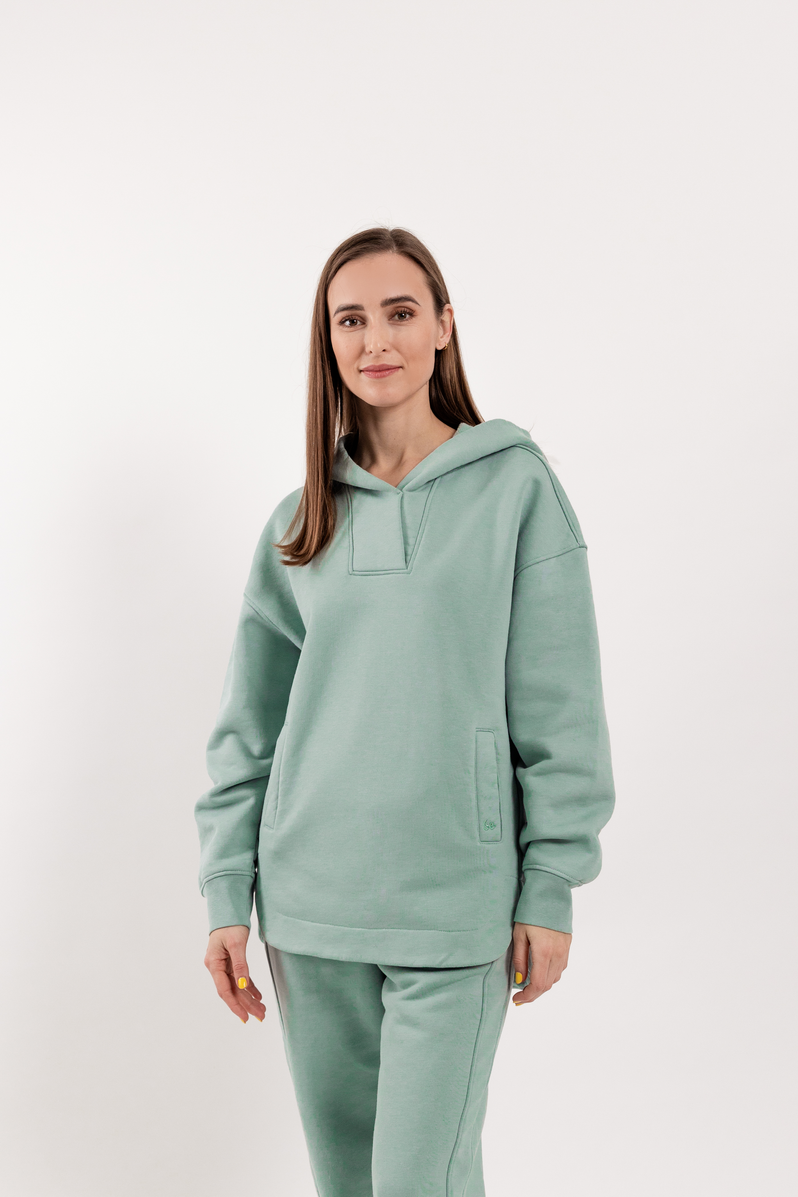 Sweat à capuche femme Be Lenka Essentials - Pistachio Green.
100% coton évacue très bien l'humiditématière douce et confortable à porter toute la journéecouture précise mettant l'accent sur chaque détaille poids plus élevé du sweat garantit une durabilité même après de nombreux lavagesdeux poches séparées avec logo Be Lenka brodé
Caractéristiques:
traitement antibactérien de surfacematière infroissablematériau hydrofuge
Le modèle mesure 168 cm de haut et porte une taille XS.