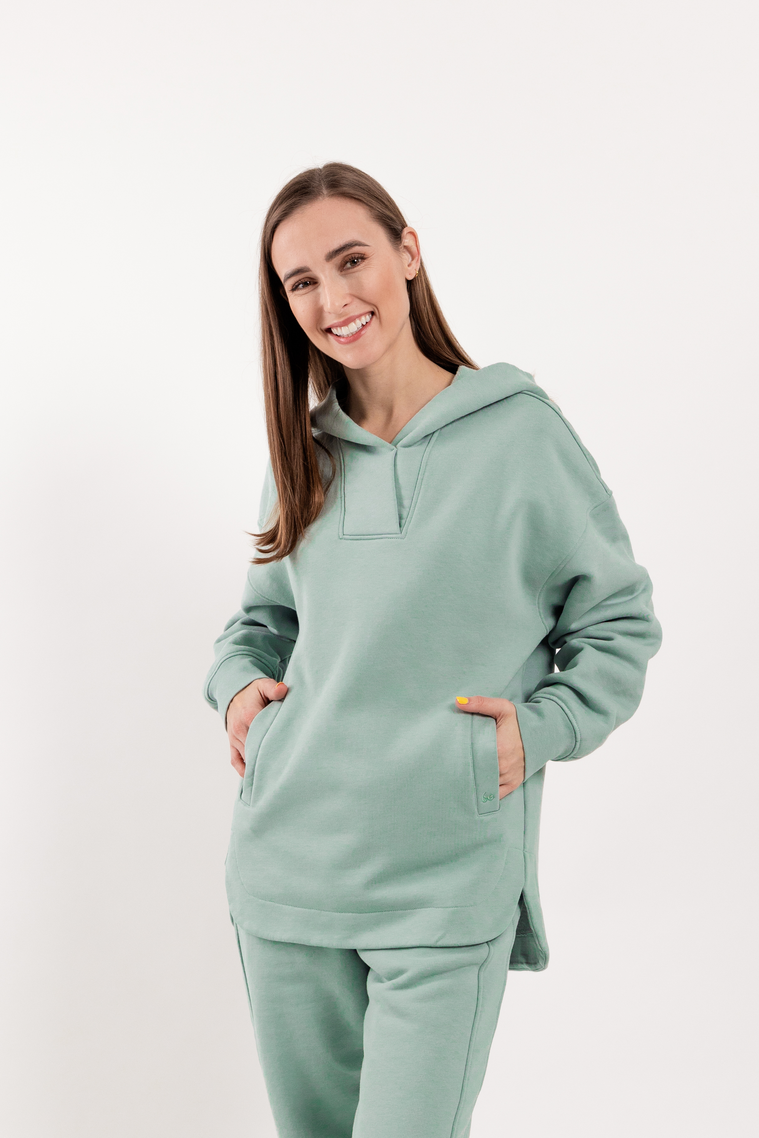 Sweat à capuche femme Be Lenka Essentials - Pistachio Green.
100% coton évacue très bien l'humiditématière douce et confortable à porter toute la journéecouture précise mettant l'accent sur chaque détaille poids plus élevé du sweat garantit une durabilité même après de nombreux lavagesdeux poches séparées avec logo Be Lenka brodé
Caractéristiques:
traitement antibactérien de surfacematière infroissablematériau hydrofuge
Le modèle mesure 168 cm de haut et porte une taille XS.