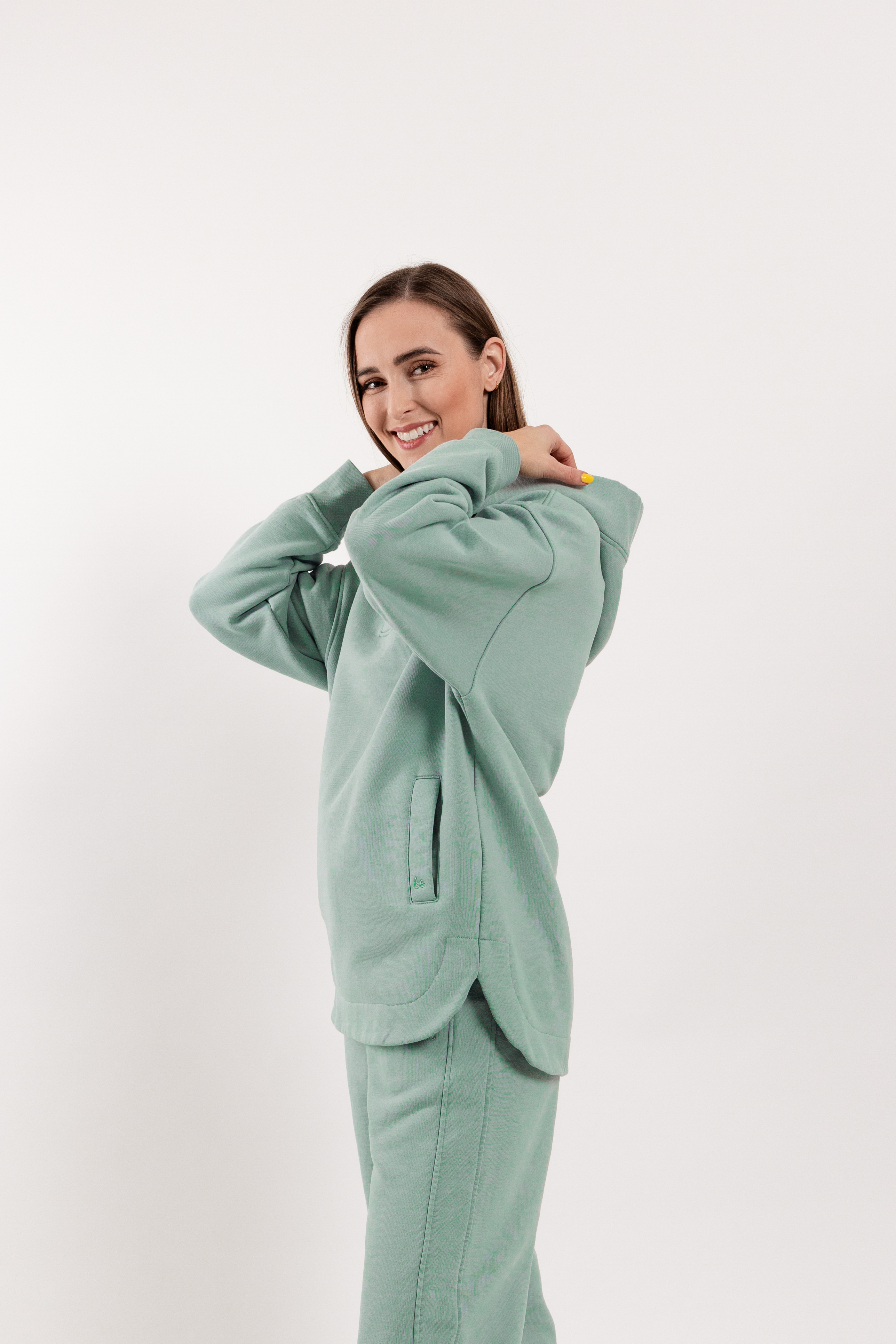 Sweat à capuche femme Be Lenka Essentials - Pistachio Green.
100% coton évacue très bien l'humiditématière douce et confortable à porter toute la journéecouture précise mettant l'accent sur chaque détaille poids plus élevé du sweat garantit une durabilité même après de nombreux lavagesdeux poches séparées avec logo Be Lenka brodé
Caractéristiques:
traitement antibactérien de surfacematière infroissablematériau hydrofuge
Le modèle mesure 168 cm de haut et porte une taille XS.