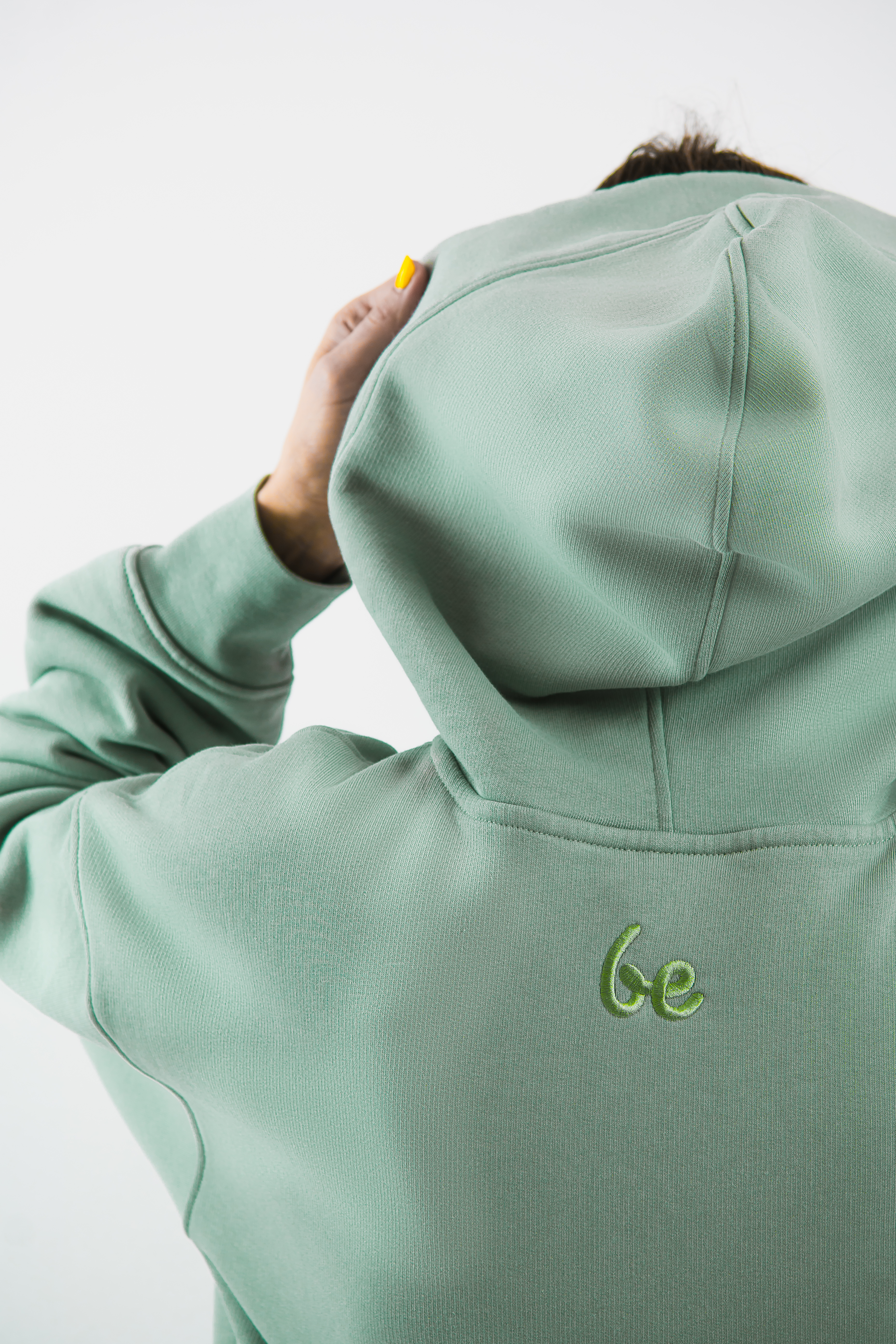 Sweat à capuche femme Be Lenka Essentials - Pistachio Green.
100% coton évacue très bien l'humiditématière douce et confortable à porter toute la journéecouture précise mettant l'accent sur chaque détaille poids plus élevé du sweat garantit une durabilité même après de nombreux lavagesdeux poches séparées avec logo Be Lenka brodé
Caractéristiques:
traitement antibactérien de surfacematière infroissablematériau hydrofuge
Le modèle mesure 168 cm de haut et porte une taille XS.