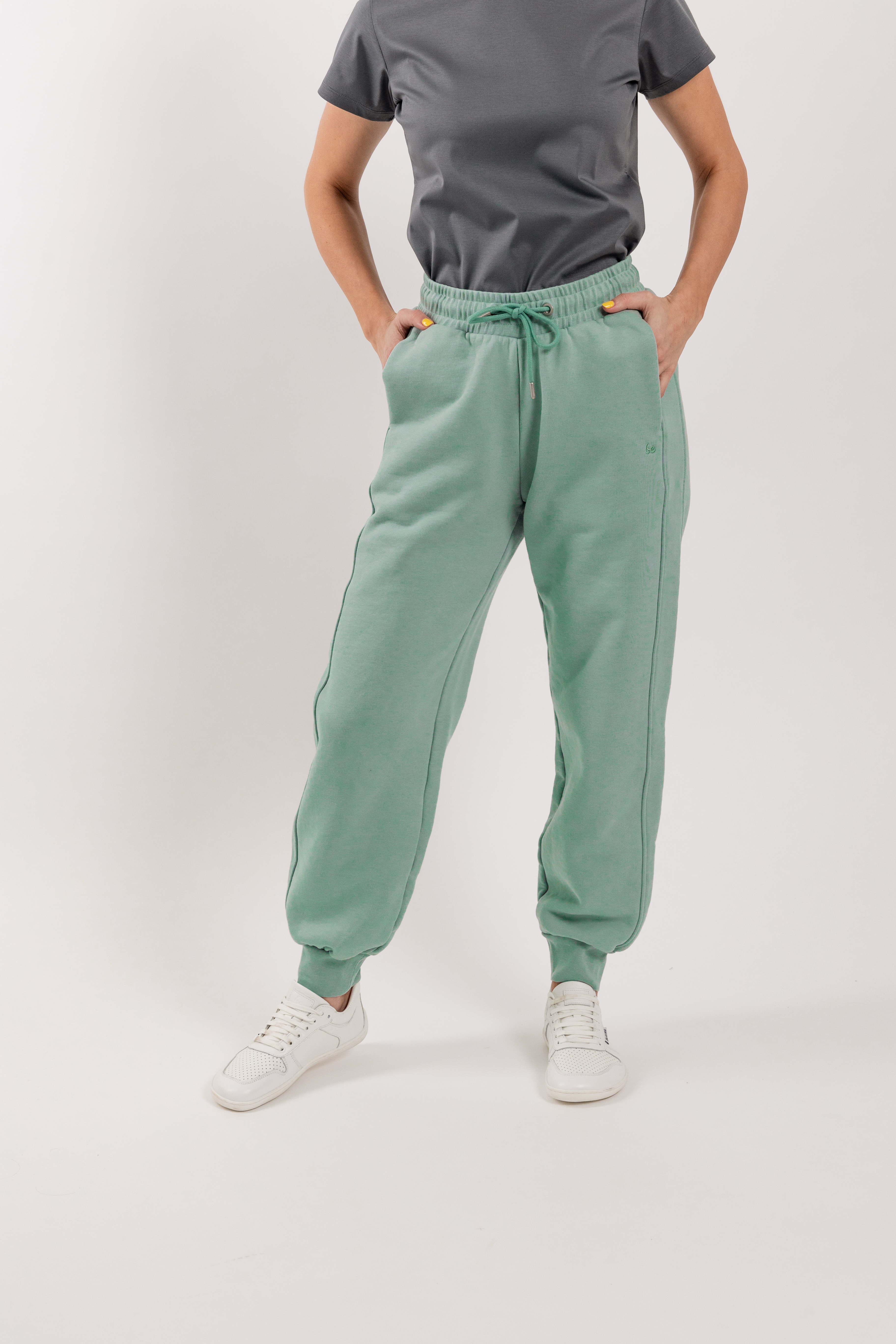 Pantalon de survêtement pour femme Be Lenka Essentials - Pistachio Green.
Le tissu éponge français évacue très bien l'humidité et est en quelque sorte hydrofuge.Le tricot de type 