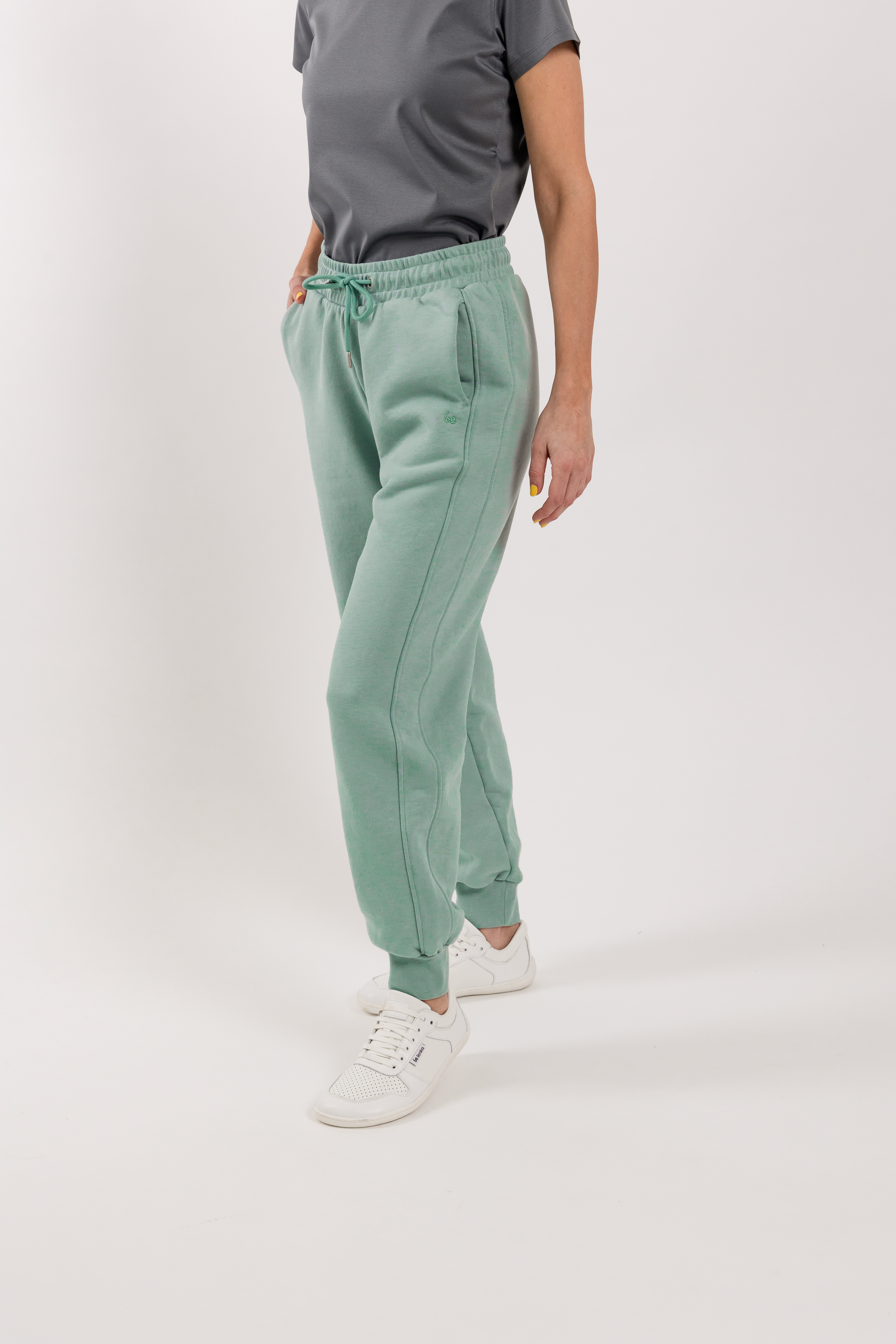 Pantalon de survêtement pour femme Be Lenka Essentials - Pistachio Green.
Le tissu éponge français évacue très bien l'humidité et est en quelque sorte hydrofuge.Le tricot de type 