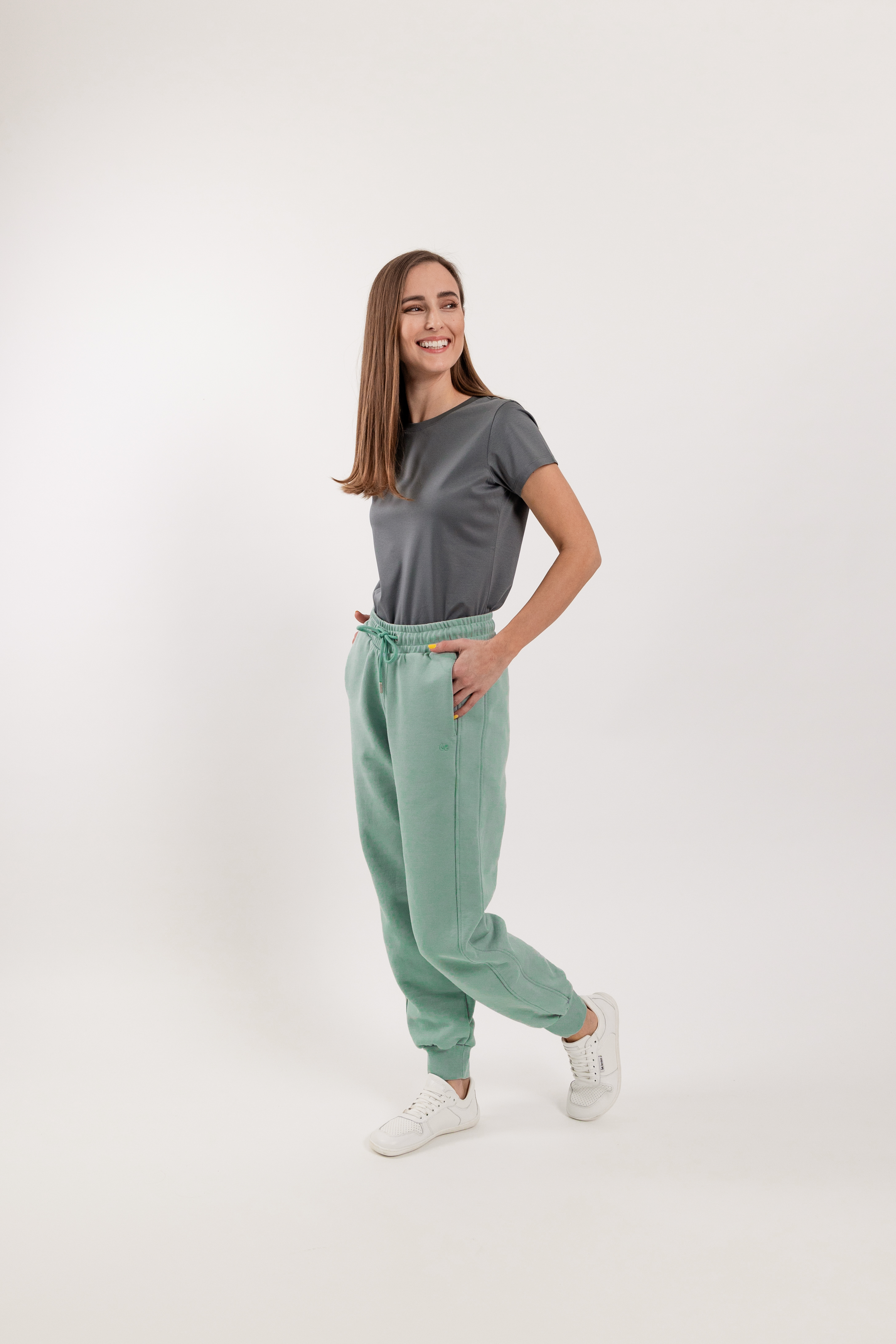 Pantalon de survêtement pour femme Be Lenka Essentials - Pistachio Green.
Le tissu éponge français évacue très bien l'humidité et est en quelque sorte hydrofuge.Le tricot de type 