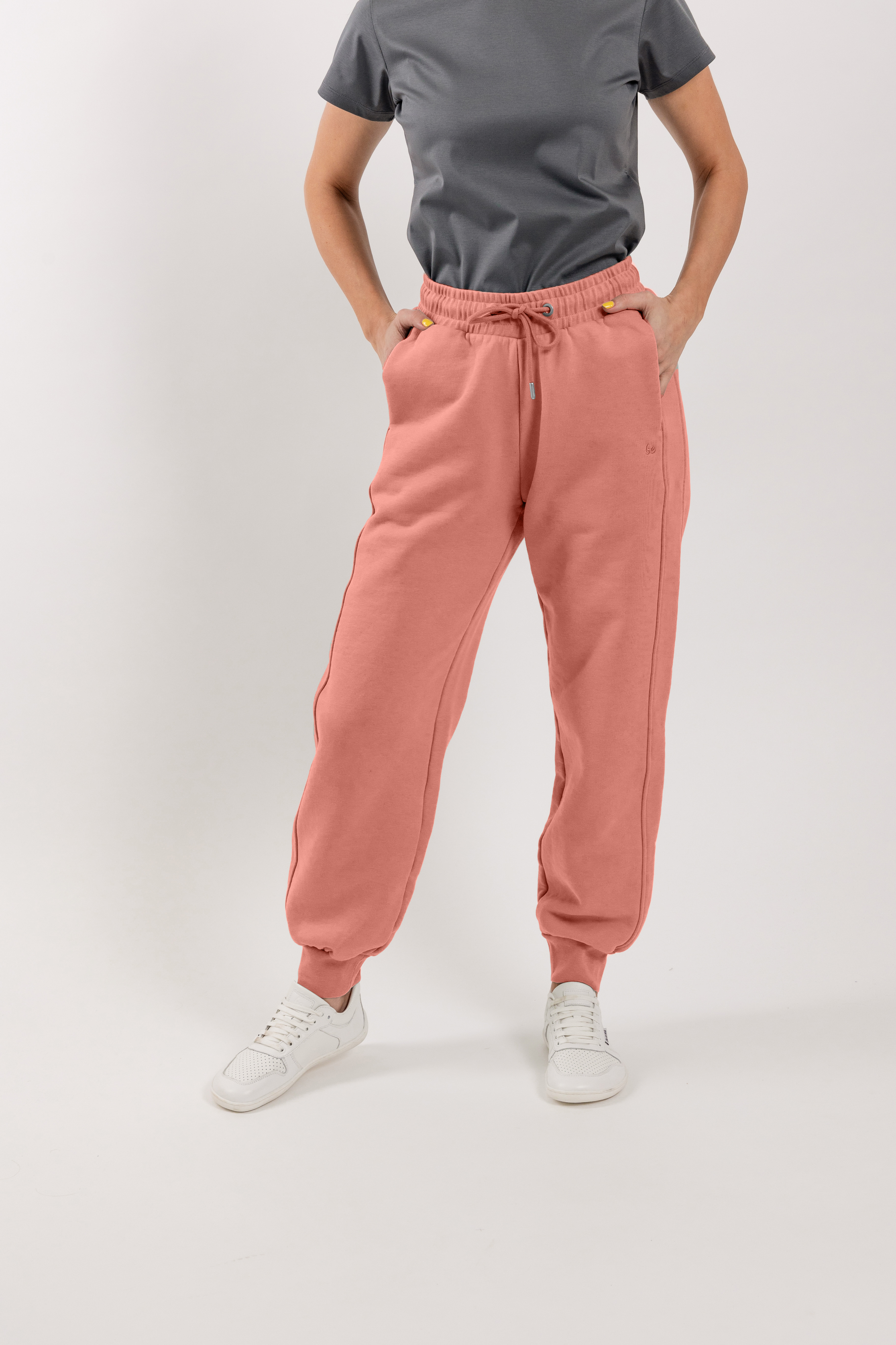 Pantalon de survêtement pour femme Be Lenka Essentials - Salmon Pink.
Le tissu éponge français évacue très bien l'humidité et est en quelque sorte hydrofuge.Le tricot de type 