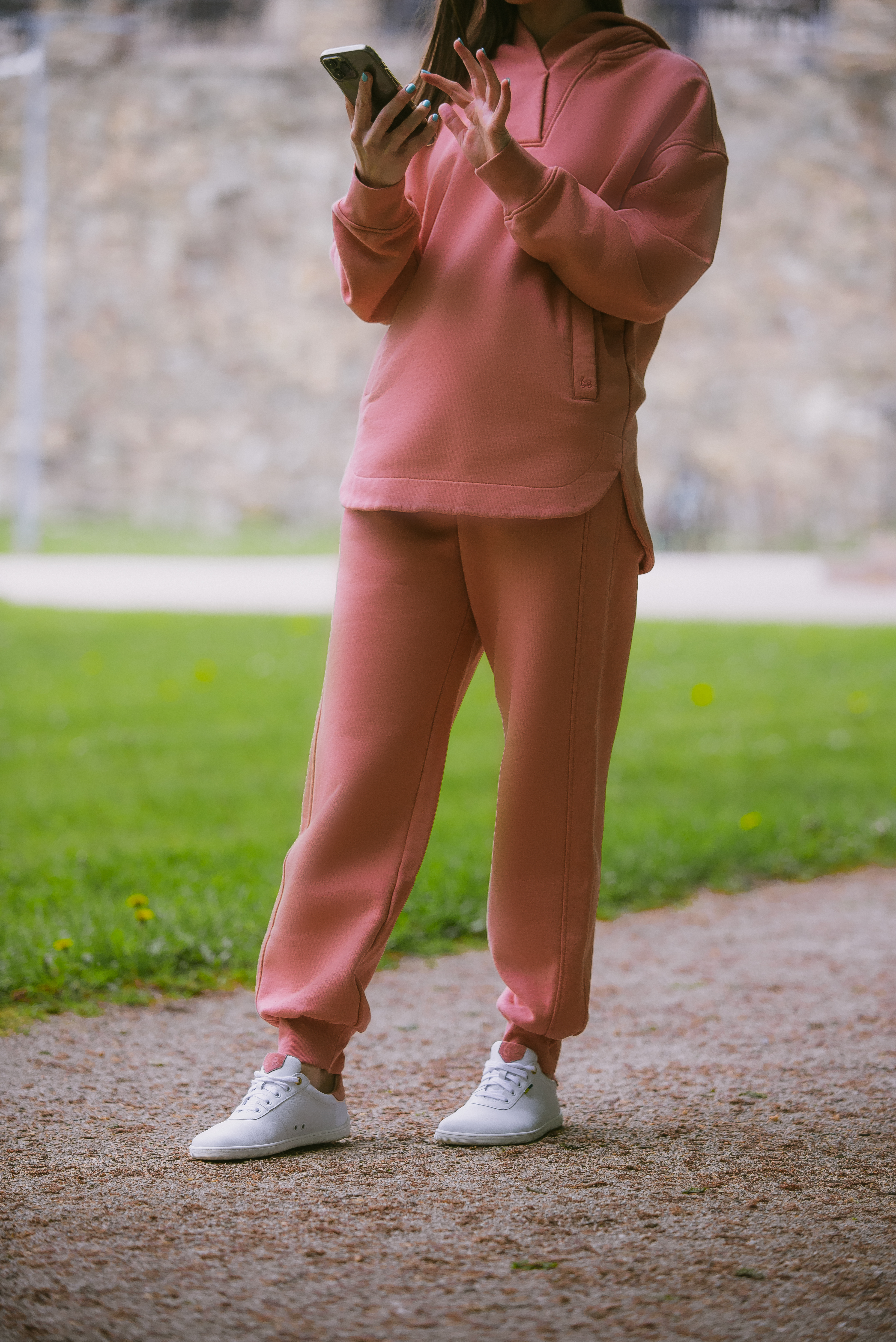 Pantalon de survêtement pour femme Be Lenka Essentials - Salmon Pink.
Le tissu éponge français évacue très bien l'humidité et est en quelque sorte hydrofuge.Le tricot de type 