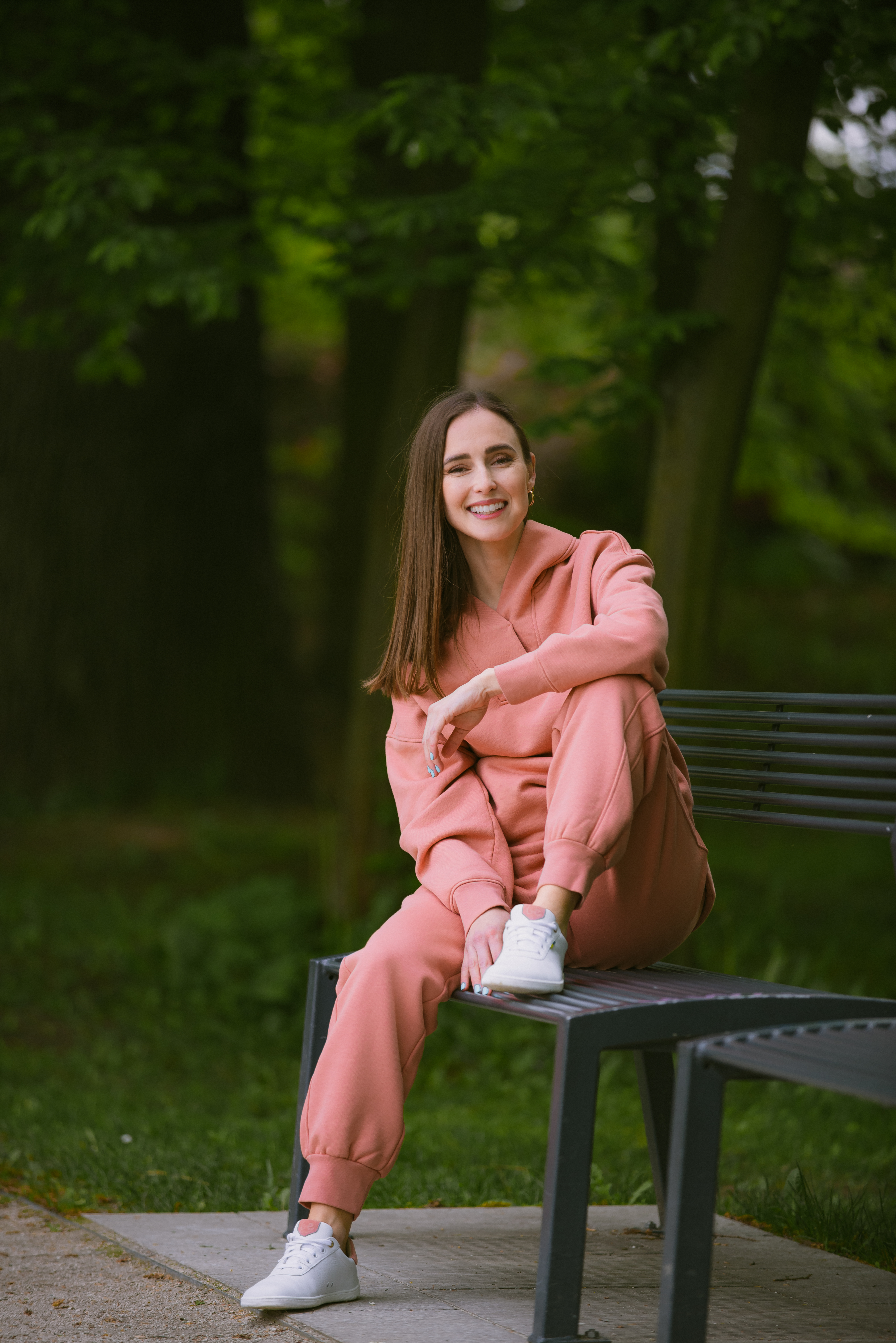 Pantalon de survêtement pour femme Be Lenka Essentials - Salmon Pink.
Le tissu éponge français évacue très bien l'humidité et est en quelque sorte hydrofuge.Le tricot de type 