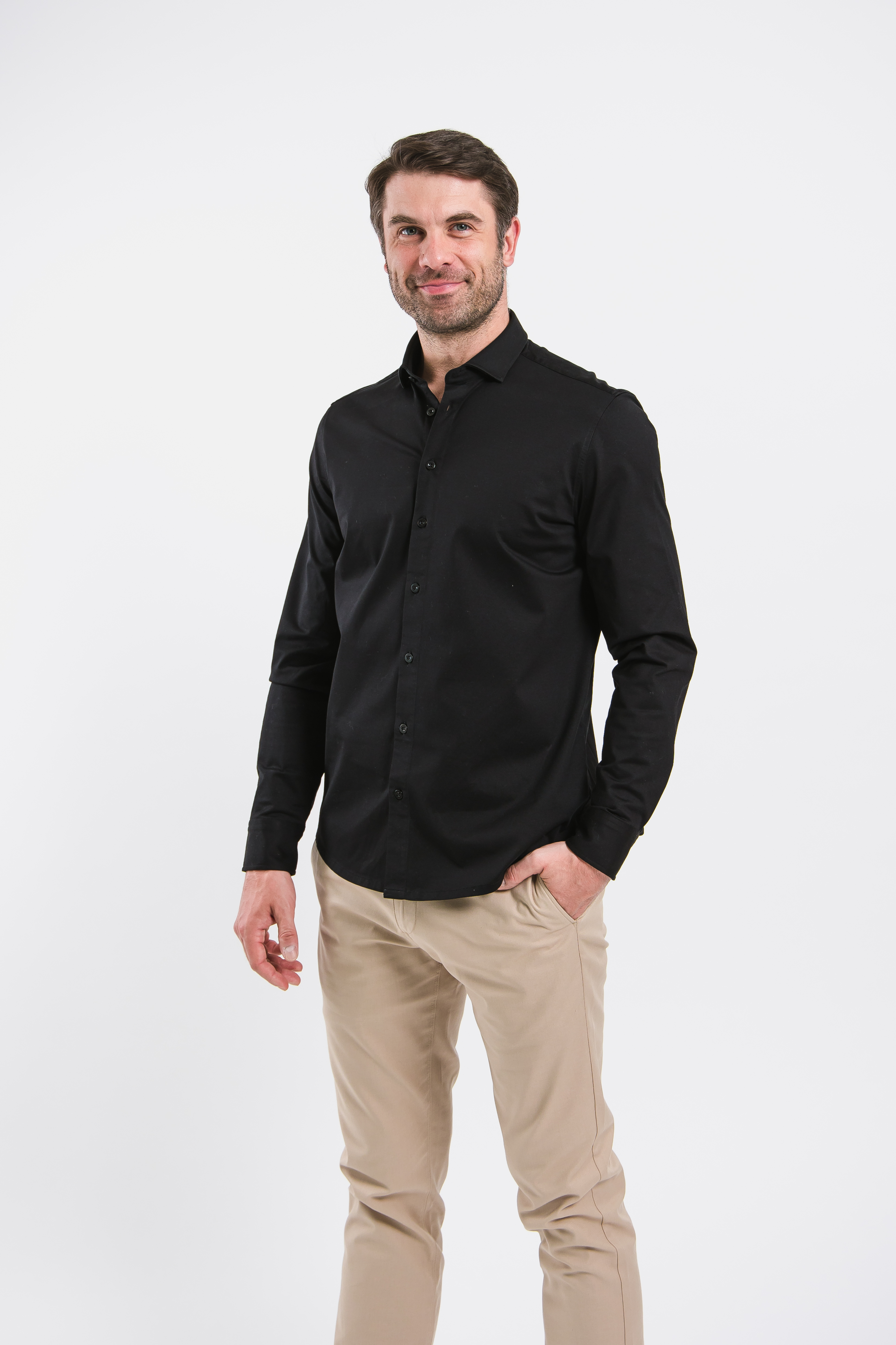 Chemise regular homme Be Lenka Essentials - Jet Black.
96% coton pour un confort parfait avec une pincée d'élasthanne pour une meilleure élasticitéla chemise ne transparaît pas et résiste aux odeurs et à la saleté par rapport aux vêtements ordinairesla matière du t-shirt ne perd pas sa qualité même après de nombreux lavagesinscription gravée Be Lenka sur tous les boutons et un bouton de rechange sur l'étiquettela pièce parfaite pour compléter votre garde-robe capsulepropriétés antibactériennes
Caractéristiques:
traitement de surface antibactérienmatière infroissablematière imperméable
Le modèle mesure 190 cm de hauteur et porte une taille L.