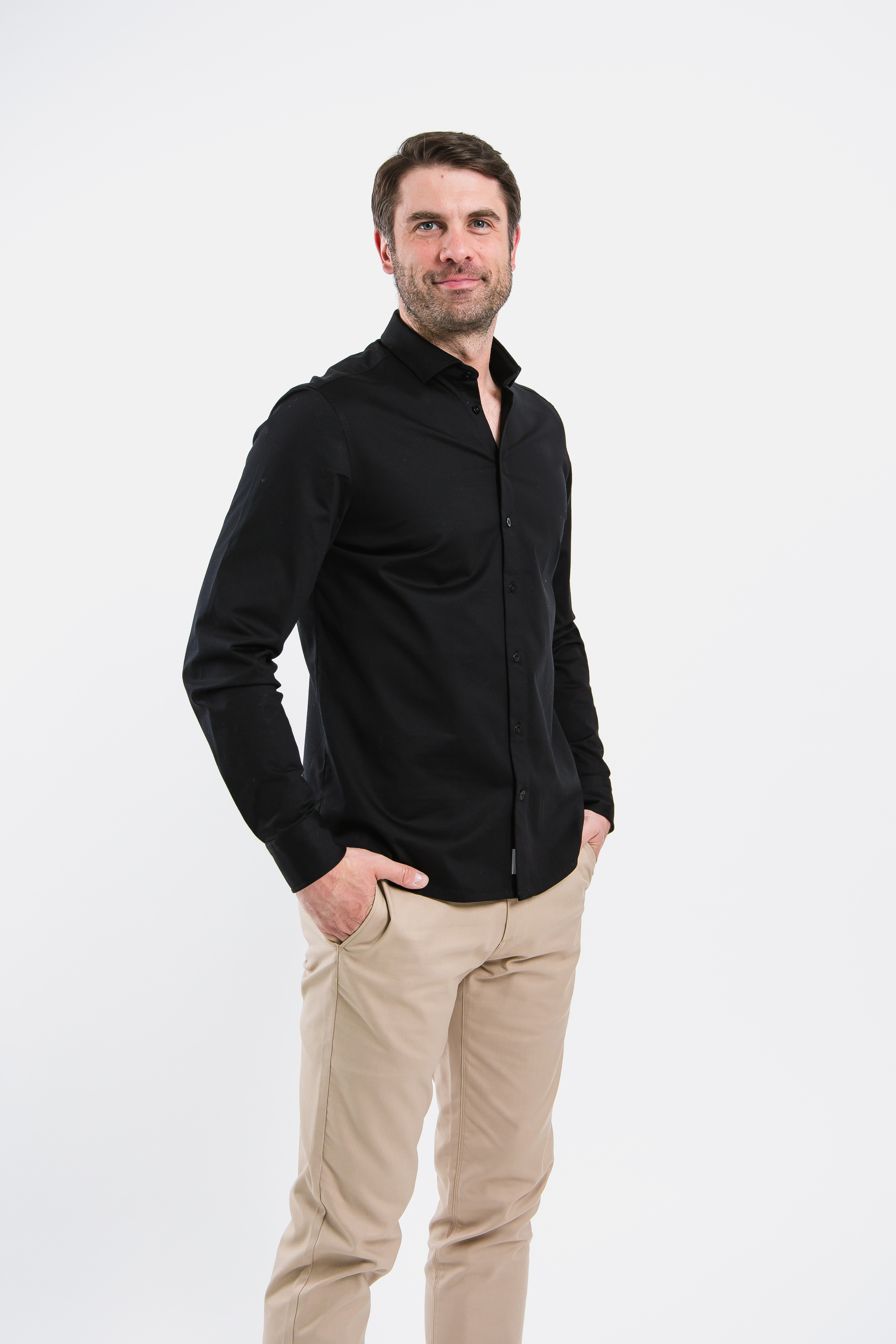 Chemise regular homme Be Lenka Essentials - Jet Black.
96% coton pour un confort parfait avec une pincée d'élasthanne pour une meilleure élasticitéla chemise ne transparaît pas et résiste aux odeurs et à la saleté par rapport aux vêtements ordinairesla matière du t-shirt ne perd pas sa qualité même après de nombreux lavagesinscription gravée Be Lenka sur tous les boutons et un bouton de rechange sur l'étiquettela pièce parfaite pour compléter votre garde-robe capsulepropriétés antibactériennes
Caractéristiques:
traitement de surface antibactérienmatière infroissablematière imperméable
Le modèle mesure 190 cm de hauteur et porte une taille L.