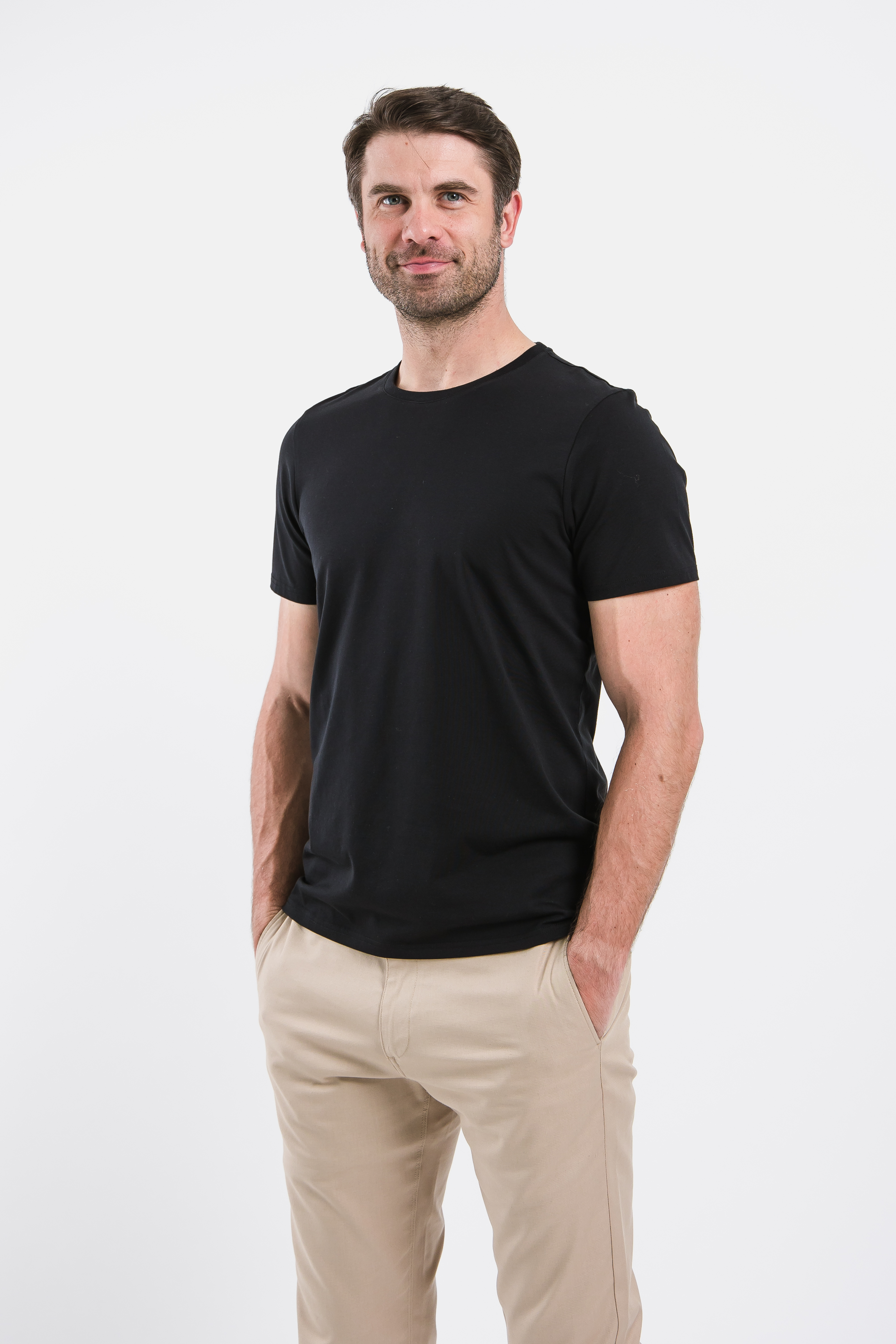 T-shirt homme à décollté ronde Be Lenka Essentials - Jet Black.
Le coton SUPIMA® est plus résistant à la traction ou à la déchirurela matière du T-shirt ne perd pas sa qualité même après de nombreux lavages et ne se froisse pastraitement antibactérien résistant à la croissance des bactériesla combinaison parfaite de durabilité et de stabilité des couleurst-shirt premium pour hommes pour les événements quotidiens et les moments spéciaux
Caractéristiques:
traitement antibactérien de surface
Le modèle mesure 190 cm de hauteur et porte une taille M.