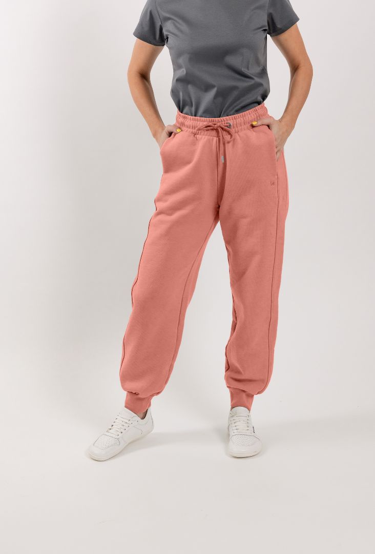 Pantalon de survêtement pour femme Be Lenka Essentials - Salmon Pink.
Le tissu éponge français évacue très bien l'humidité et est en quelque sorte hydrofuge.Le tricot de type 