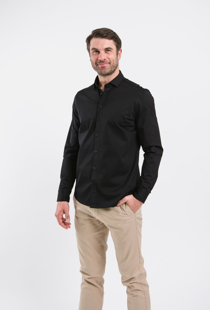 Chemise regular homme Be Lenka Essentials - Jet Black.
96% coton pour un confort parfait avec une pincée d'élasthanne pour une meilleure élasticitéla chemise ne transparaît pas et résiste aux odeurs et à la saleté par rapport aux vêtements ordinairesla matière du t-shirt ne perd pas sa qualité même après de nombreux lavagesinscription gravée Be Lenka sur tous les boutons et un bouton de rechange sur l'étiquettela pièce parfaite pour compléter votre garde-robe capsulepropriétés antibactériennes
Caractéristiques:
traitement de surface antibactérienmatière infroissablematière imperméable
Le modèle mesure 190 cm de hauteur et porte une taille L.