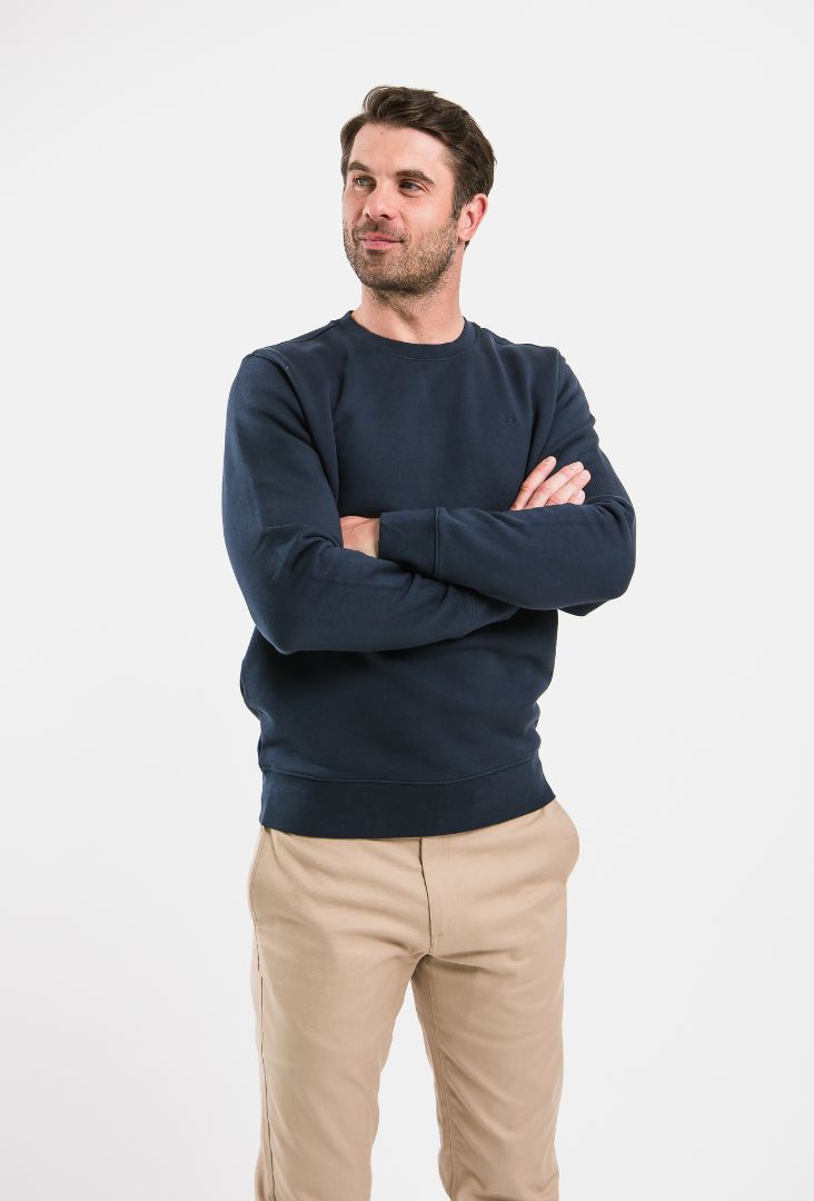 Sweat-shirt homme sans capuche Be Lenka Essentials - Dark Blue.
Le 100% coton évacue très bien l'humiditématière douce et confortable à porter toute la journéecouture précise mettant l'accent sur chaque détaille poids plus élevé du sweat-shirt garantit la durabilité même après de nombreux lavages
Caractéristiques:
traitement de surface antibactérienmatière infroissablematière imperméable
Le modèle mesure 190 cm de hauteur et porte une taille L.