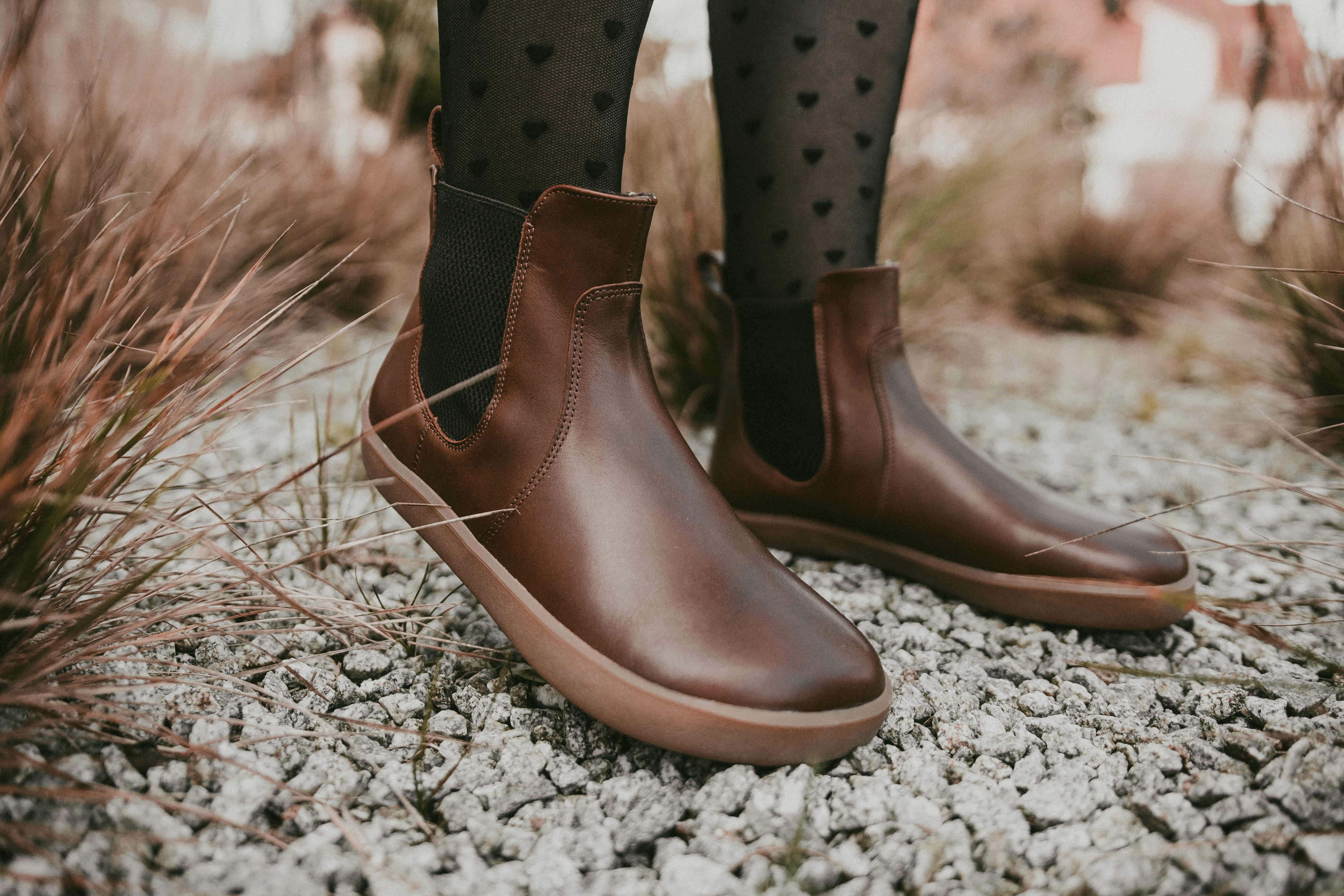 Barefoot chaussures Be Lenka Entice Neo - Dark Brown.
Tige : cuir nappa Doublure : polaire Semelle intérieure : amovible, (PU recyclé + polaire)Semelle : UniGrip (caoutchouc) Fabrication : Portugal






































.insulation-properies{display:flex}@media(max-width:991px){.insulation-properies{flex-direction:column}}﻿﻿﻿﻿


















Les chaussures barefoot imitent parfaitement la marche pieds nus, exactement comme la nature l'a conçu
Be Lenka Entice Neo dans le style Chelsea est un élément essentiel de la période de transition
un design emblématique avec une touche d'élégance qui offre tous les bienfaits des chaussures barefoot pour la santé
une bande de tissu élastique tricoté placée à l'intérieur et à l'extérieur donne à la chaussure le style nécessaire
Des matériaux haut de gamme vous garantiront un maximum de confort lorsque vous les porterez

Avantages des chaussures barefoot:

semelle ultra flexible
zéro drop : talon et orteil au même niveau pour une bonne posture
pointe spacieuse pour vos orteils
des chaussures légères

Type : chaussures de marche