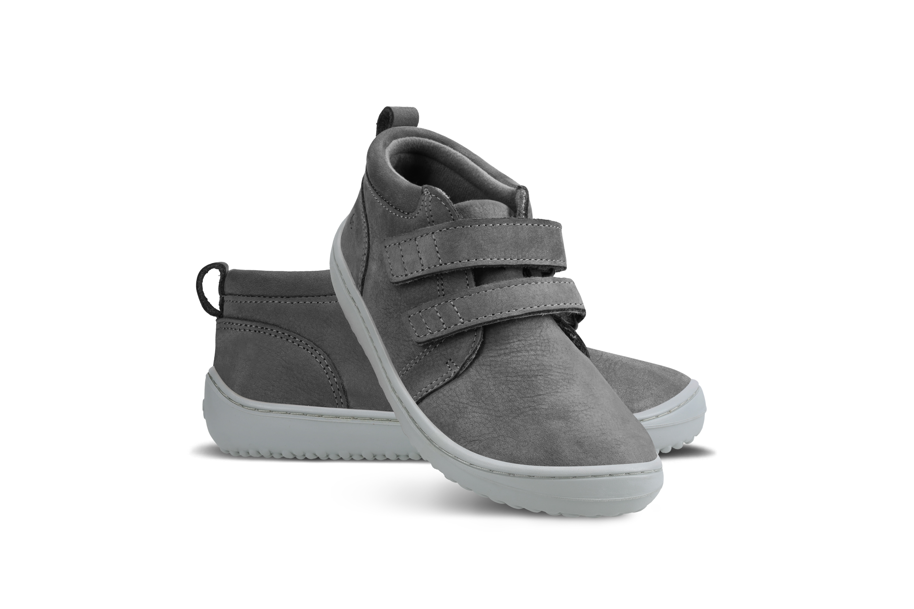 Chaussures enfants barefoot Be Lenka Play - Dark Grey.
  les chaussures barefoot imitent parfaitement la marche pieds nus, exactement comme la nature l'a conçu  semelle cousue pour une durée de vie plus longue des chaussures  la semelle KidsComfort garantit une parfaite stabilité grâce à ses saillies  collier en cuir sur le talon pour plus de confort et de durabilité  doublure textile agréable au toucher  nouvelle semelle intérieure amovible en PU recyclé et coton  élégant logo Be Lenka gravé
Avantages des chaussures barefoot :
   semelle ultra flexible   zéro drop : talon et orteil au même niveau pour une bonne posture   pointe spacieuse pour vos orteils   des chaussures légères
Type de chaussures : chaussure de ville