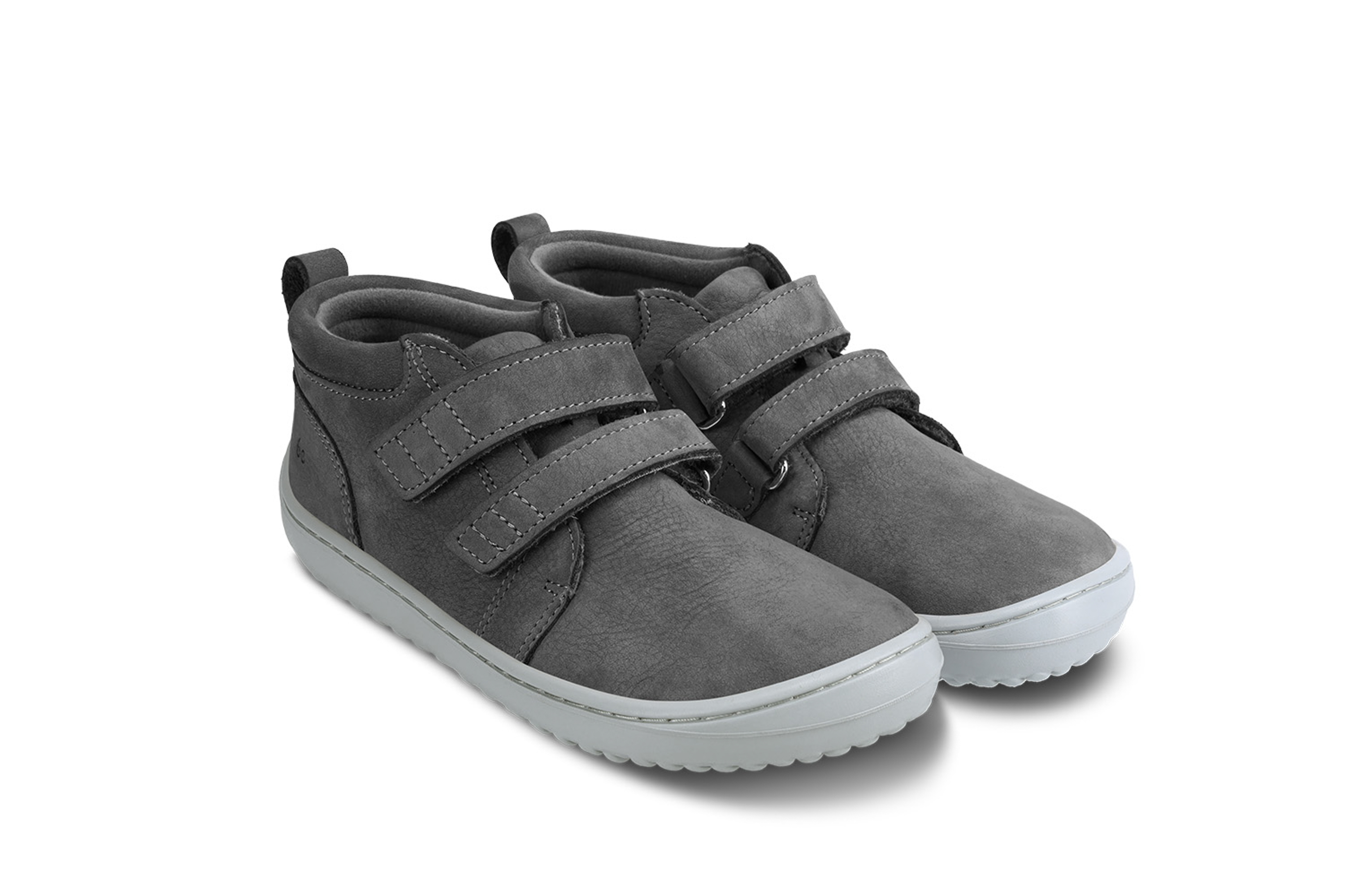 Chaussures enfants barefoot Be Lenka Play - Dark Grey.
  les chaussures barefoot imitent parfaitement la marche pieds nus, exactement comme la nature l'a conçu  semelle cousue pour une durée de vie plus longue des chaussures  la semelle KidsComfort garantit une parfaite stabilité grâce à ses saillies  collier en cuir sur le talon pour plus de confort et de durabilité  doublure textile agréable au toucher  nouvelle semelle intérieure amovible en PU recyclé et coton  élégant logo Be Lenka gravé
Avantages des chaussures barefoot :
   semelle ultra flexible   zéro drop : talon et orteil au même niveau pour une bonne posture   pointe spacieuse pour vos orteils   des chaussures légères
Type de chaussures : chaussure de ville