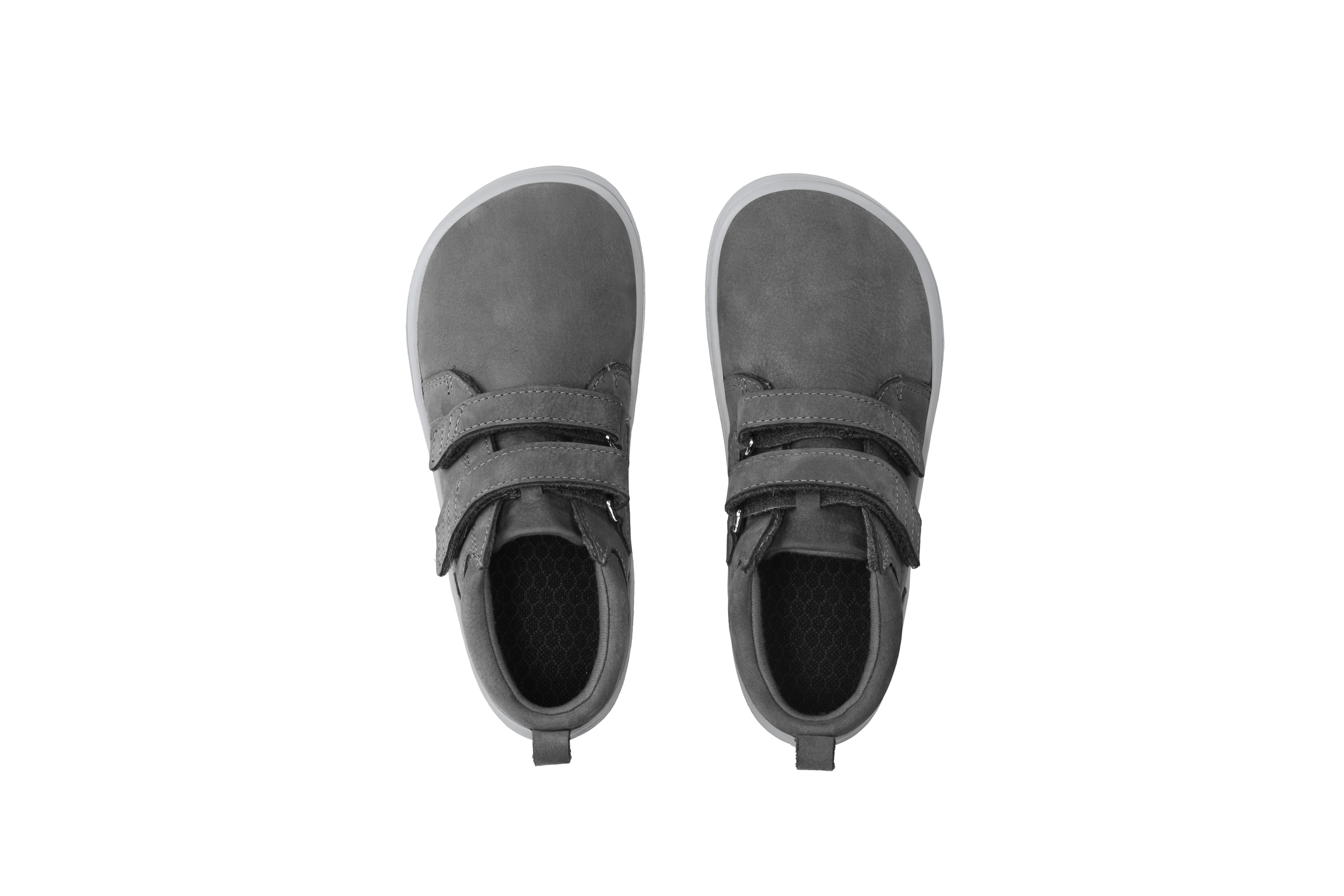 Chaussures enfants barefoot Be Lenka Play - Dark Grey.
  les chaussures barefoot imitent parfaitement la marche pieds nus, exactement comme la nature l'a conçu  semelle cousue pour une durée de vie plus longue des chaussures  la semelle KidsComfort garantit une parfaite stabilité grâce à ses saillies  collier en cuir sur le talon pour plus de confort et de durabilité  doublure textile agréable au toucher  nouvelle semelle intérieure amovible en PU recyclé et coton  élégant logo Be Lenka gravé
Avantages des chaussures barefoot :
   semelle ultra flexible   zéro drop : talon et orteil au même niveau pour une bonne posture   pointe spacieuse pour vos orteils   des chaussures légères
Type de chaussures : chaussure de ville