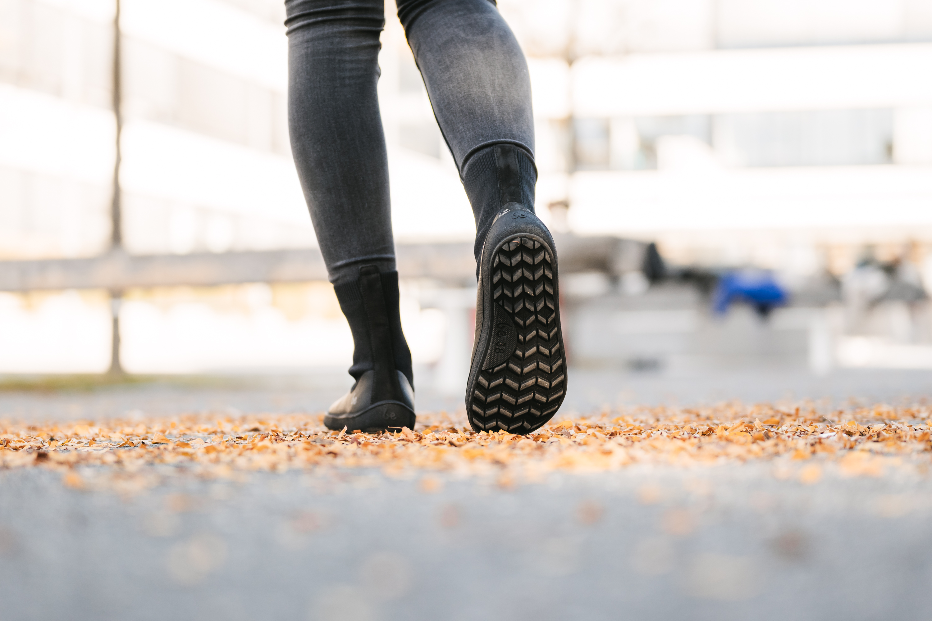 Barefoot chaussures Be Lenka Venus - All Black.
Tige : polyamide, élasthanne, cuir, (la tige a un traitement déperlant)Doublure : polaire (partie supérieure sans doublure), membrane déperlanteSemelle intérieure : amovible (PU recyclé + polaire)Semelle : DeepGrip (gomme)Fabrication : Portugal
.insulation-properies{display:flex}@media(max-width:991px){.insulation-properies{flex-direction:column}}﻿﻿﻿﻿﻿﻿﻿﻿﻿﻿﻿﻿

les chaussures barefoot imitent parfaitement la marche pieds nus, exactement comme la nature l'a conçueun choix idéal pour les femmes qui aiment le confort et en même temps ne veulent pas perdre le sentiment d'unicitéla semelle DeepGrip est conçue pour une meilleure stabilité sur différentes surfacesla membrane déperlante assure que vos pieds restent au sec et au chaud
Avantages des chaussures barefoot :
semelle ultra souplezéro drop : talon et orteils dans un même plan pour une bonne posturepointe spacieuse pour vos orteilschaussures légères
Type de chaussures : chaussure de ville