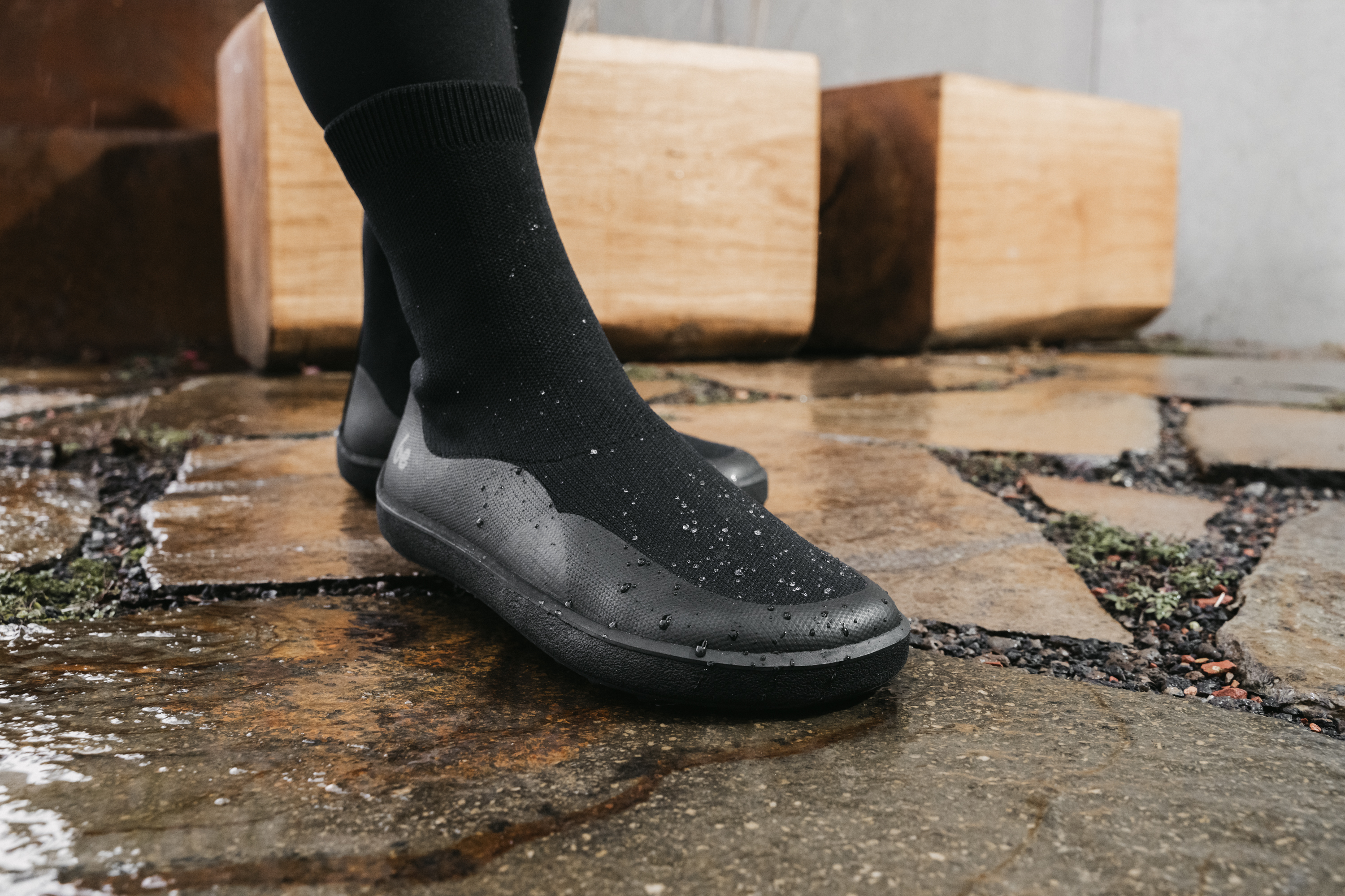 Barefoot chaussures Be Lenka Venus - All Black.
Tige : polyamide, élasthanne, cuir, (la tige a un traitement déperlant)Doublure : polaire (partie supérieure sans doublure), membrane déperlanteSemelle intérieure : amovible (PU recyclé + polaire)Semelle : DeepGrip (gomme)Fabrication : Portugal
.insulation-properies{display:flex}@media(max-width:991px){.insulation-properies{flex-direction:column}}﻿﻿﻿﻿﻿﻿﻿﻿﻿﻿﻿﻿

les chaussures barefoot imitent parfaitement la marche pieds nus, exactement comme la nature l'a conçueun choix idéal pour les femmes qui aiment le confort et en même temps ne veulent pas perdre le sentiment d'unicitéla semelle DeepGrip est conçue pour une meilleure stabilité sur différentes surfacesla membrane déperlante assure que vos pieds restent au sec et au chaud
Avantages des chaussures barefoot :
semelle ultra souplezéro drop : talon et orteils dans un même plan pour une bonne posturepointe spacieuse pour vos orteilschaussures légères
Type de chaussures : chaussure de ville