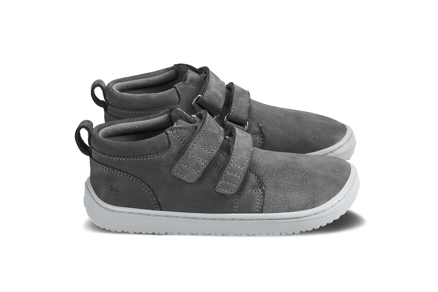 Chaussures enfants barefoot Be Lenka Play - Dark Grey.
  les chaussures barefoot imitent parfaitement la marche pieds nus, exactement comme la nature l'a conçu  semelle cousue pour une durée de vie plus longue des chaussures  la semelle KidsComfort garantit une parfaite stabilité grâce à ses saillies  collier en cuir sur le talon pour plus de confort et de durabilité  doublure textile agréable au toucher  nouvelle semelle intérieure amovible en PU recyclé et coton  élégant logo Be Lenka gravé
Avantages des chaussures barefoot :
   semelle ultra flexible   zéro drop : talon et orteil au même niveau pour une bonne posture   pointe spacieuse pour vos orteils   des chaussures légères
Type de chaussures : chaussure de ville