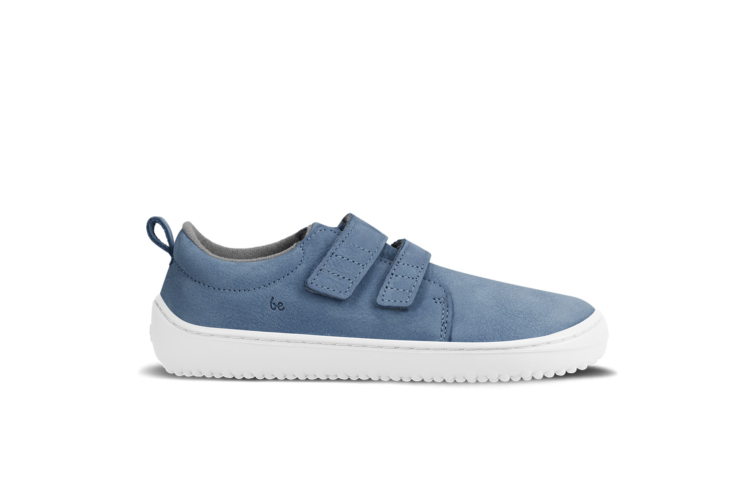 Chaussures enfants barefoot Be Lenka Jolly - Blueberry.
  les chaussures barefoot imitent parfaitement la marche pieds nus, exactement comme la nature l'a conçu  semelle cousue pour une durée de vie plus longue  la semelle KidsComfort, grâce à ses saillies, garantit une parfaite stabilité et un contrôle des pas  chaussage pratique grâce à des attaches velcro et une boucle  chaussures basses légères avec logo Be Lenka embossé  doublure très douce au toucher  semelle intérieure amovible évacuant parfaitement l'humidité

Avantages des chaussures barefoot :
  semelle ultra flexible  zéro drop : talon et orteil dans un seul plan pour une bonne posture  pointe spacieuse pour vos doigts  des chaussures légères
Type de chaussure : chaussure de ville