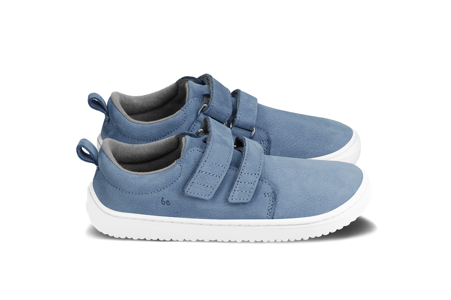 Chaussures enfants barefoot Be Lenka Jolly - Blueberry.
  les chaussures barefoot imitent parfaitement la marche pieds nus, exactement comme la nature l'a conçu  semelle cousue pour une durée de vie plus longue  la semelle KidsComfort, grâce à ses saillies, garantit une parfaite stabilité et un contrôle des pas  chaussage pratique grâce à des attaches velcro et une boucle  chaussures basses légères avec logo Be Lenka embossé  doublure très douce au toucher  semelle intérieure amovible évacuant parfaitement l'humidité

Avantages des chaussures barefoot :
  semelle ultra flexible  zéro drop : talon et orteil dans un seul plan pour une bonne posture  pointe spacieuse pour vos doigts  des chaussures légères
Type de chaussure : chaussure de ville