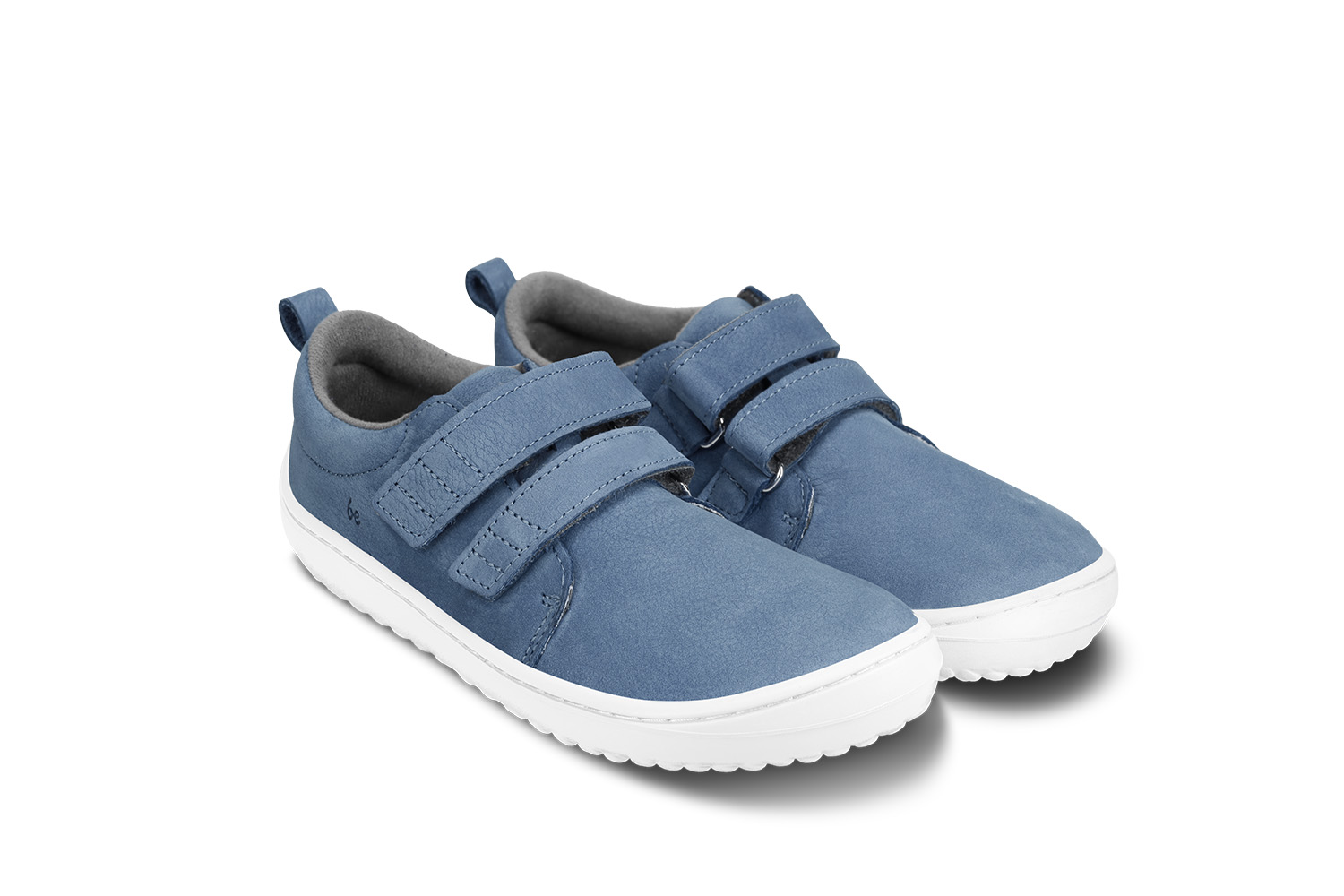 Chaussures enfants barefoot Be Lenka Jolly - Blueberry.
  les chaussures barefoot imitent parfaitement la marche pieds nus, exactement comme la nature l'a conçu  semelle cousue pour une durée de vie plus longue  la semelle KidsComfort, grâce à ses saillies, garantit une parfaite stabilité et un contrôle des pas  chaussage pratique grâce à des attaches velcro et une boucle  chaussures basses légères avec logo Be Lenka embossé  doublure très douce au toucher  semelle intérieure amovible évacuant parfaitement l'humidité

Avantages des chaussures barefoot :
  semelle ultra flexible  zéro drop : talon et orteil dans un seul plan pour une bonne posture  pointe spacieuse pour vos doigts  des chaussures légères
Type de chaussure : chaussure de ville