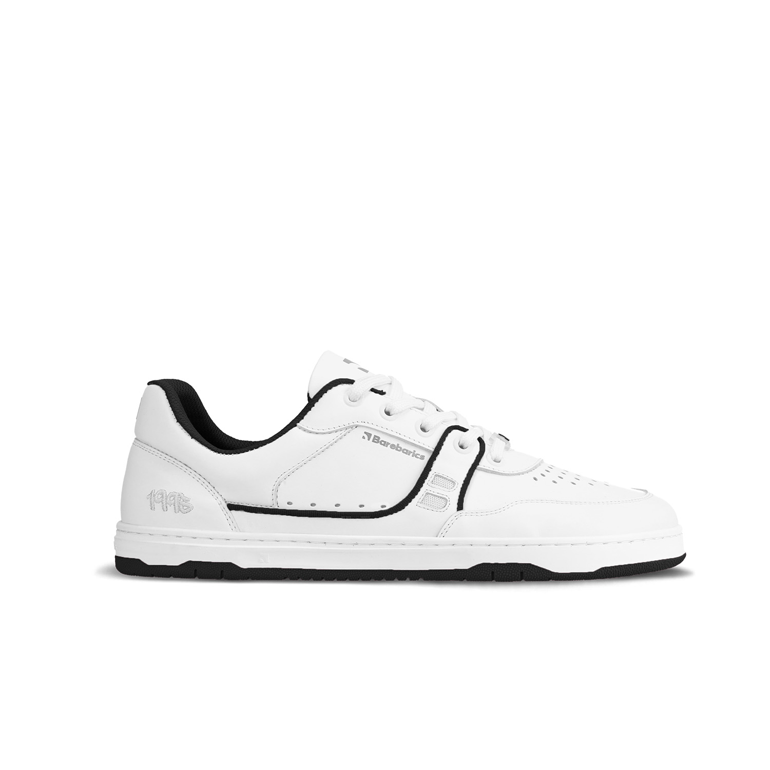 Barefoot Sneakers Barebarics Arise - White & Black.
        La tige est en cuir nappa lisse de première qualité C'est un type de cuir lisse et facile à entretenir        La doublure est en tissu extrêmement agréable au toucher, qui présente également une haute résistance à l'abrasion        La semelle est en gomme synthétique souple à haute résistance à l'usure        La semelle intérieure est composée de PU recyclé et de microfibres, qui assurent une excellente respirabilité et aident à garder les pieds au sec    
Attributs barefoot
        Forme anatomique - Les baskets respectent la forme du pied.
Plus d'informations
        chaussure de ville        design urbain moderne        conçu et fabriqué à la main dans l'Union européenne, à partir de matériaux locaux durables        excellente durabilité et solidité des couleurs des matériaux        disponible en numéros : 36 - 47 (selon mesure européenne)