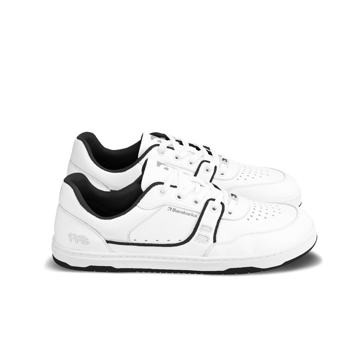 Barefoot Sneakers Barebarics Arise - White & Black.
        La tige est en cuir nappa lisse de première qualité C'est un type de cuir lisse et facile à entretenir        La doublure est en tissu extrêmement agréable au toucher, qui présente également une haute résistance à l'abrasion        La semelle est en gomme synthétique souple à haute résistance à l'usure        La semelle intérieure est composée de PU recyclé et de microfibres, qui assurent une excellente respirabilité et aident à garder les pieds au sec    
Attributs barefoot
        Forme anatomique - Les baskets respectent la forme du pied.
Plus d'informations
        chaussure de ville        design urbain moderne        conçu et fabriqué à la main dans l'Union européenne, à partir de matériaux locaux durables        excellente durabilité et solidité des couleurs des matériaux        disponible en numéros : 36 - 47 (selon mesure européenne)