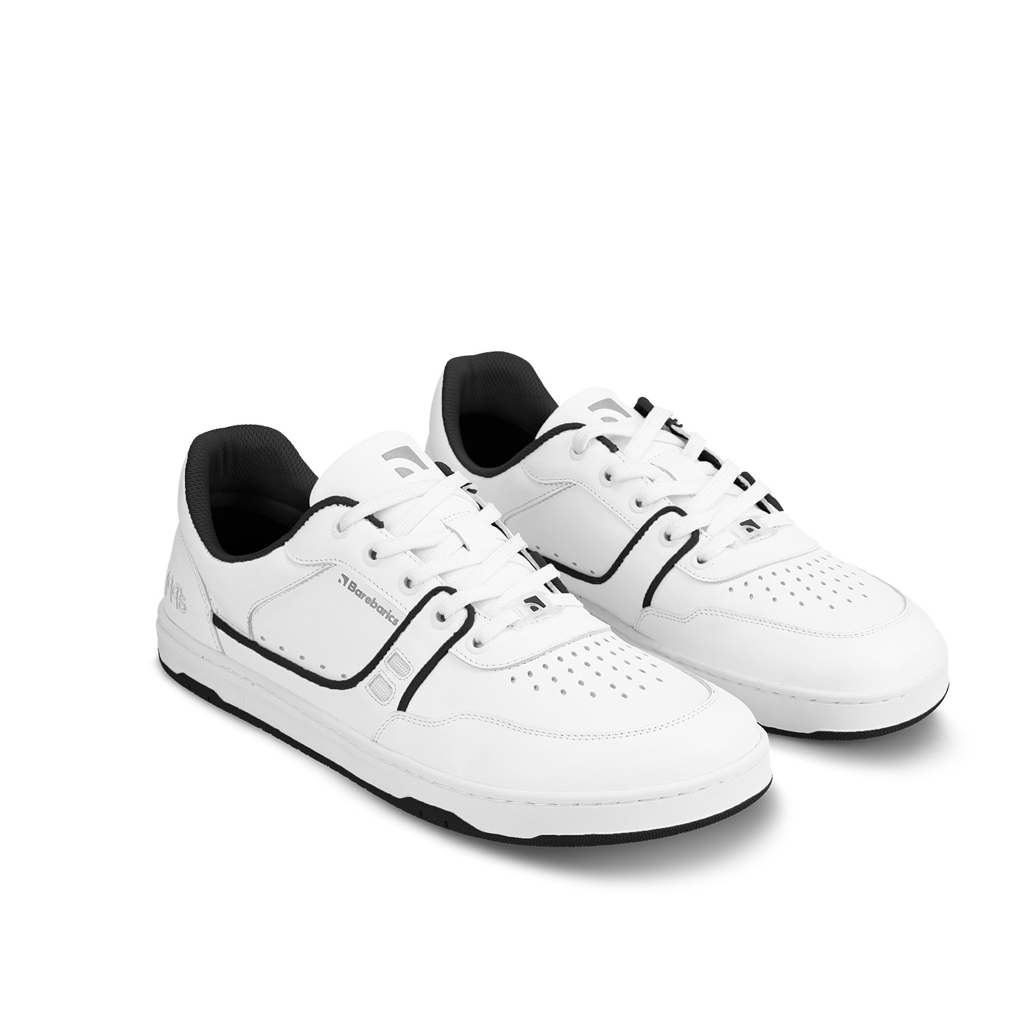 Barefoot Sneakers Barebarics Arise - White & Black.
        La tige est en cuir nappa lisse de première qualité C'est un type de cuir lisse et facile à entretenir        La doublure est en tissu extrêmement agréable au toucher, qui présente également une haute résistance à l'abrasion        La semelle est en gomme synthétique souple à haute résistance à l'usure        La semelle intérieure est composée de PU recyclé et de microfibres, qui assurent une excellente respirabilité et aident à garder les pieds au sec    
Attributs barefoot
        Forme anatomique - Les baskets respectent la forme du pied.
Plus d'informations
        chaussure de ville        design urbain moderne        conçu et fabriqué à la main dans l'Union européenne, à partir de matériaux locaux durables        excellente durabilité et solidité des couleurs des matériaux        disponible en numéros : 36 - 47 (selon mesure européenne)