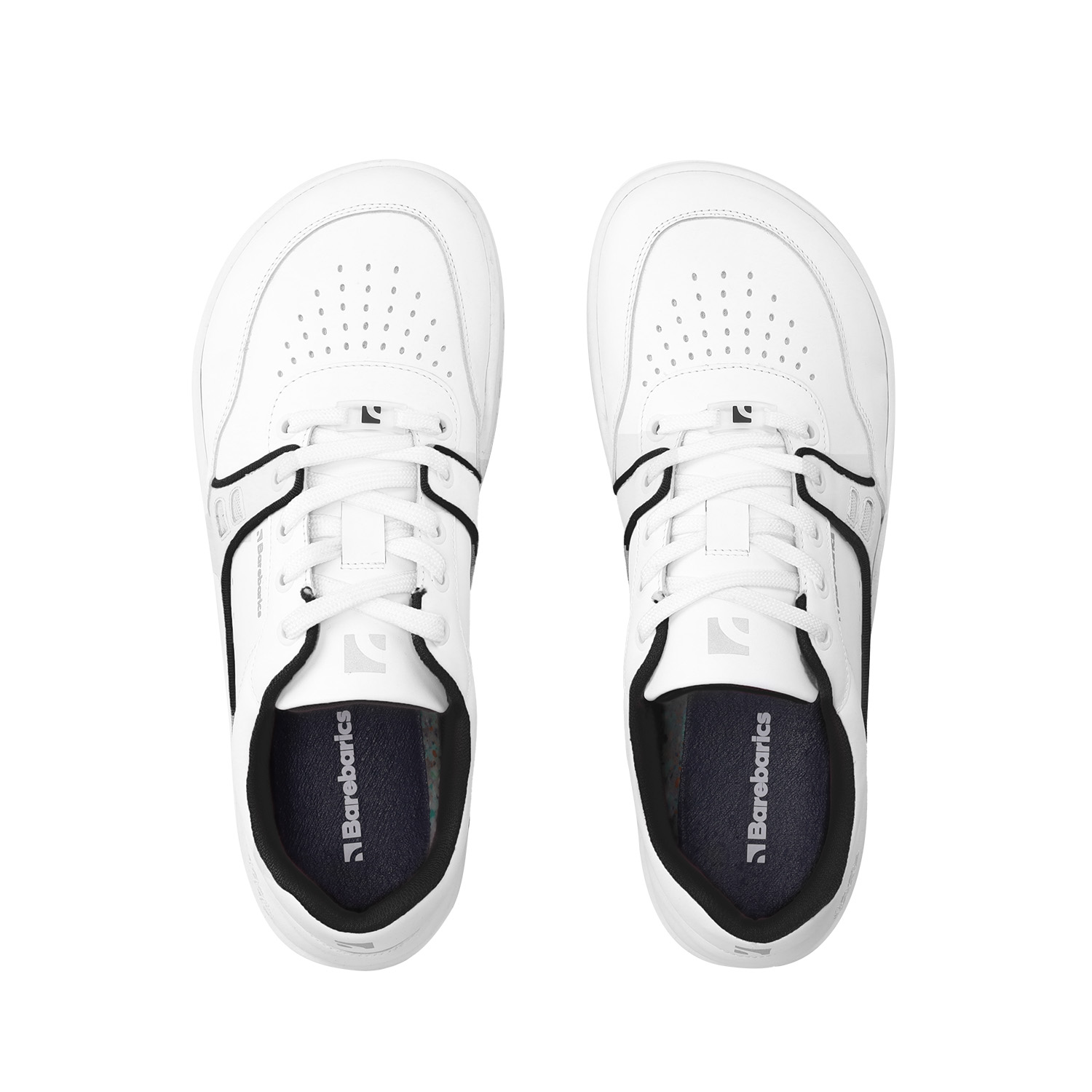 Barefoot Sneakers Barebarics Arise - White & Black.
        La tige est en cuir nappa lisse de première qualité C'est un type de cuir lisse et facile à entretenir        La doublure est en tissu extrêmement agréable au toucher, qui présente également une haute résistance à l'abrasion        La semelle est en gomme synthétique souple à haute résistance à l'usure        La semelle intérieure est composée de PU recyclé et de microfibres, qui assurent une excellente respirabilité et aident à garder les pieds au sec    
Attributs barefoot
        Forme anatomique - Les baskets respectent la forme du pied.
Plus d'informations
        chaussure de ville        design urbain moderne        conçu et fabriqué à la main dans l'Union européenne, à partir de matériaux locaux durables        excellente durabilité et solidité des couleurs des matériaux        disponible en numéros : 36 - 47 (selon mesure européenne)