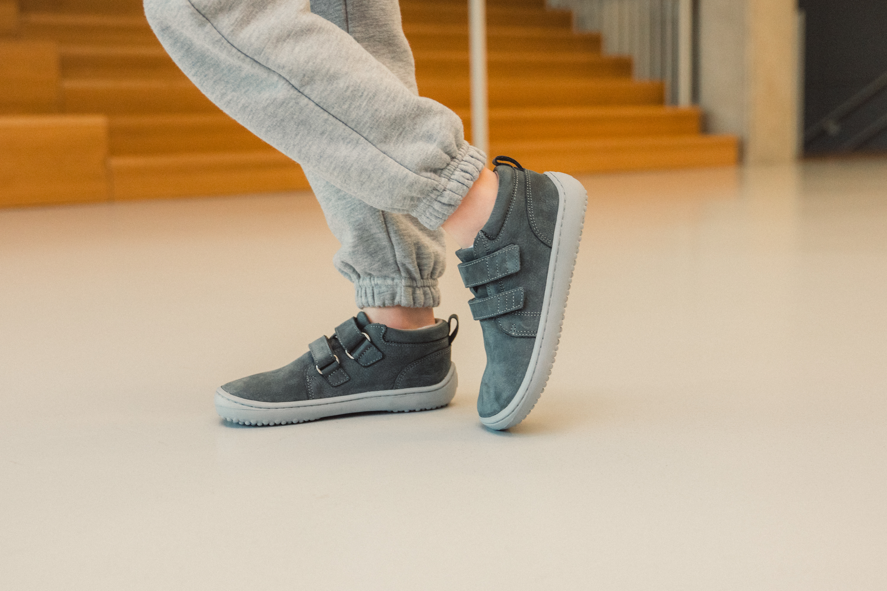 Chaussures enfants barefoot Be Lenka Play - Dark Grey.
  les chaussures barefoot imitent parfaitement la marche pieds nus, exactement comme la nature l'a conçu  semelle cousue pour une durée de vie plus longue des chaussures  la semelle KidsComfort garantit une parfaite stabilité grâce à ses saillies  collier en cuir sur le talon pour plus de confort et de durabilité  doublure textile agréable au toucher  nouvelle semelle intérieure amovible en PU recyclé et coton  élégant logo Be Lenka gravé
Avantages des chaussures barefoot :
   semelle ultra flexible   zéro drop : talon et orteil au même niveau pour une bonne posture   pointe spacieuse pour vos orteils   des chaussures légères
Type de chaussures : chaussure de ville