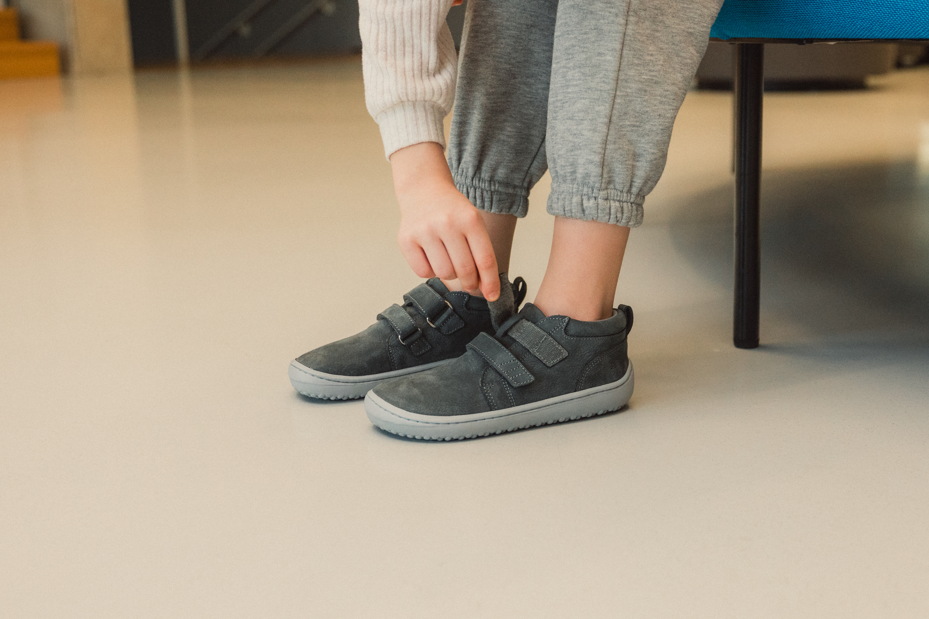 Chaussures enfants barefoot Be Lenka Play - Dark Grey.
  les chaussures barefoot imitent parfaitement la marche pieds nus, exactement comme la nature l'a conçu  semelle cousue pour une durée de vie plus longue des chaussures  la semelle KidsComfort garantit une parfaite stabilité grâce à ses saillies  collier en cuir sur le talon pour plus de confort et de durabilité  doublure textile agréable au toucher  nouvelle semelle intérieure amovible en PU recyclé et coton  élégant logo Be Lenka gravé
Avantages des chaussures barefoot :
   semelle ultra flexible   zéro drop : talon et orteil au même niveau pour une bonne posture   pointe spacieuse pour vos orteils   des chaussures légères
Type de chaussures : chaussure de ville