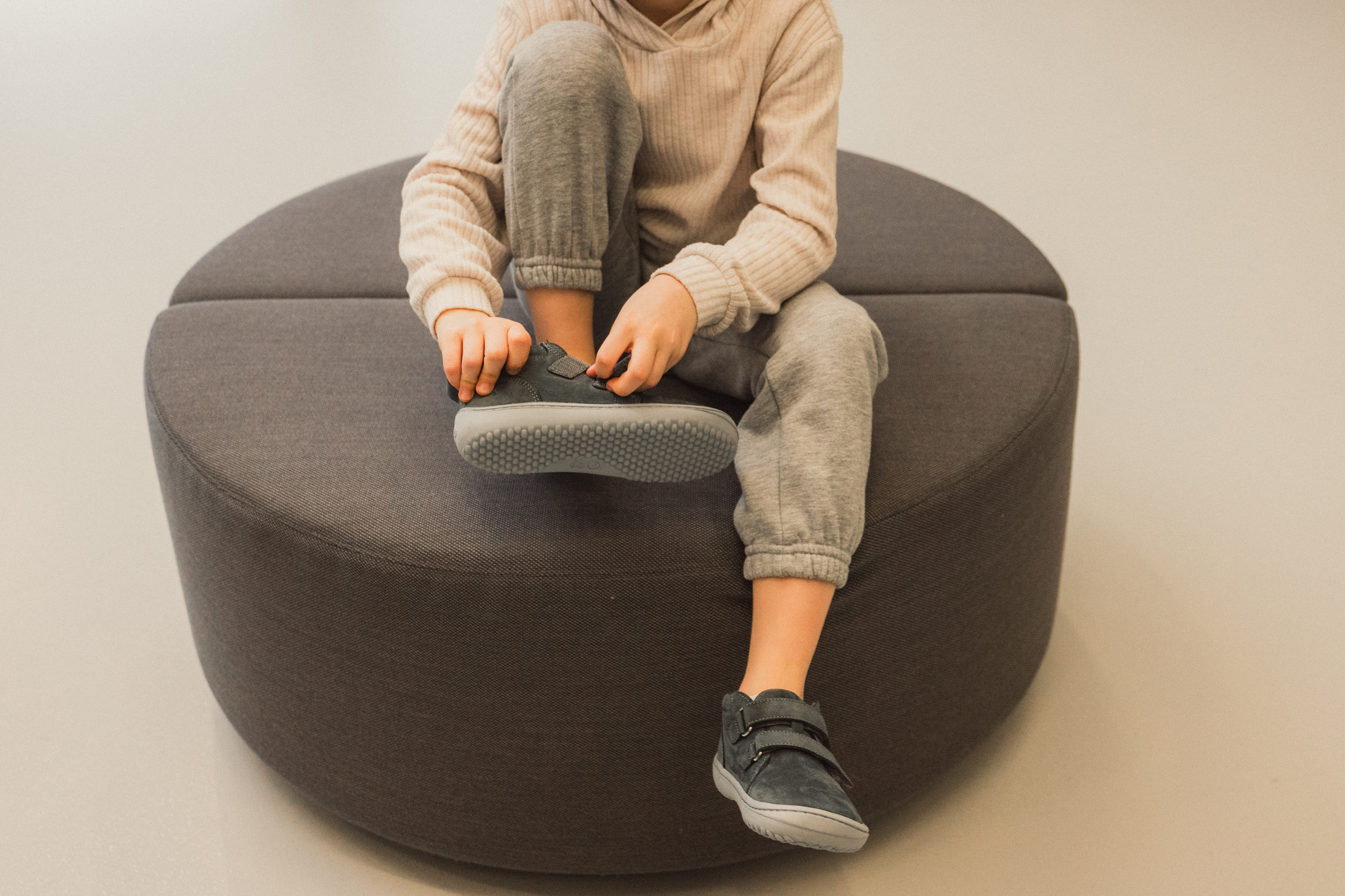 Chaussures enfants barefoot Be Lenka Play - Dark Grey.
  les chaussures barefoot imitent parfaitement la marche pieds nus, exactement comme la nature l'a conçu  semelle cousue pour une durée de vie plus longue des chaussures  la semelle KidsComfort garantit une parfaite stabilité grâce à ses saillies  collier en cuir sur le talon pour plus de confort et de durabilité  doublure textile agréable au toucher  nouvelle semelle intérieure amovible en PU recyclé et coton  élégant logo Be Lenka gravé
Avantages des chaussures barefoot :
   semelle ultra flexible   zéro drop : talon et orteil au même niveau pour une bonne posture   pointe spacieuse pour vos orteils   des chaussures légères
Type de chaussures : chaussure de ville