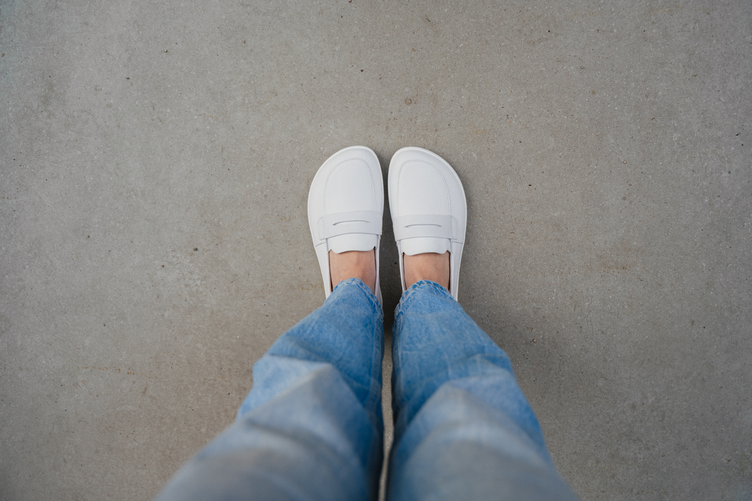 Barefoot Mocassins Be Lenka Buena - All White.
  design barefoot minimaliste  chaussage simple sans laçage avec un élastique sur la languette  facilement combinable avec différents styles de vêtements - élégant, sportif et décontracté  semelle EverydayComfort cousue pour une durée de vie plus longue de la chaussure  confortable à porter toute la journée  logo Be Lenka embossé sur la languette de la chaussure
Avantages des chaussures barefoot :
  semelle ultra flexible  zéro drop : talon et orteil dans un seul plan pour une bonne posture  pointe spacieuse pour vos doigts  des chaussures légères
Type de chaussure : chaussure de ville