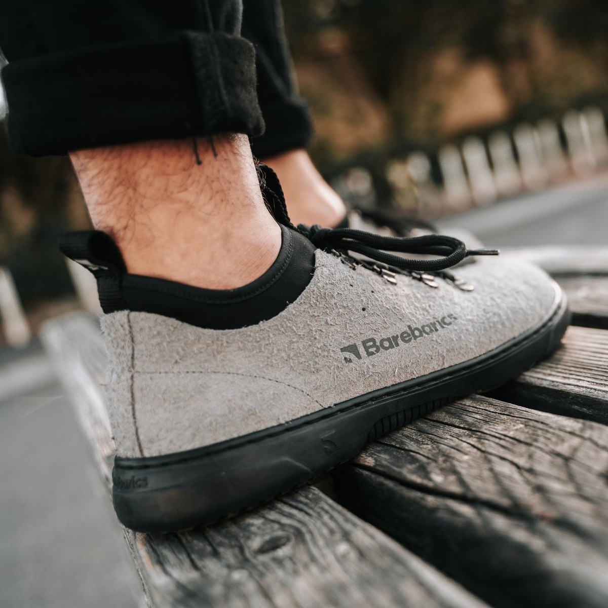 Barefoot Sneakers Barebarics Bronx - Grey.
Les baskets Barebarics sont fabriquées selon des processus qui minimisent l'impact sur l'environnement.
  La tige est en cuir et textile  La doublure est en lycra et microfibre  La semelle est en gomme synthétique souple à haute résistance à l'usure.



Attributs barefoot
  Forme anatomique - Les basket respectent la forme du pied.




Plus d'information
design urbain moderneconçu et fabriqué à la main dans l’Union européenne, à partir de matériaux durables locauxexcellente durabilité et solidité des couleurs des matériauxdisponible en numéros : 36 - 47 (selon mesure européenne)chaussure de ville