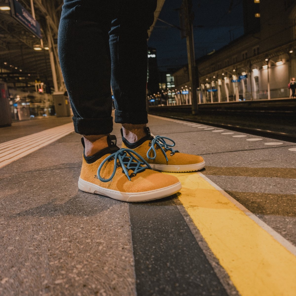 Barefoot Sneakers Barebarics Bronx - Mustard.
Les baskets Barebarics sont fabriquées selon des processus qui minimisent l'impact sur l'environnement.
  La tige est en cuir et textile  La doublure est en lycra et microfibre  La semelle est en gomme synthétique souple à haute résistance à l'usure.



Attributs barefoot
  Forme anatomique - Les basket respectent la forme du pied.




Plus d'information
design urbain moderneconçu et fabriqué à la main dans l’Union européenne, à partir de matériaux durables locauxexcellente durabilité et solidité des couleurs des matériauxdisponible en numéros : 36 - 47 (selon mesure européenne)chaussure de ville