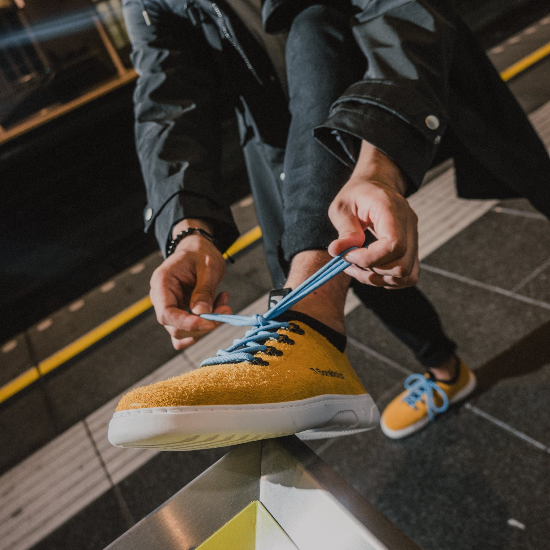 Barefoot Sneakers Barebarics Bronx - Mustard.
Les baskets Barebarics sont fabriquées selon des processus qui minimisent l'impact sur l'environnement.
  La tige est en cuir et textile  La doublure est en lycra et microfibre  La semelle est en gomme synthétique souple à haute résistance à l'usure.



Attributs barefoot
  Forme anatomique - Les basket respectent la forme du pied.




Plus d'information
design urbain moderneconçu et fabriqué à la main dans l’Union européenne, à partir de matériaux durables locauxexcellente durabilité et solidité des couleurs des matériauxdisponible en numéros : 36 - 47 (selon mesure européenne)chaussure de ville