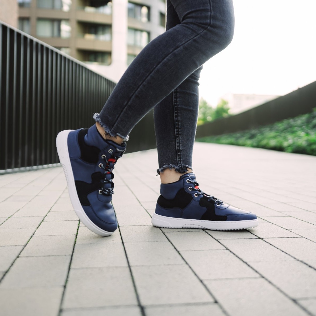 Barefoot Sneakers Barebarics Lynx - Dark Blue & White.
Les baskets Barebarics sont fabriquées selon des processus qui minimisent l'impact sur l'environnement.
La tige est composée de nubuck synthétique et de velours synthétique.La doublure est en polyester, qui est très doux et agréable au toucher, ce qui procure un confort extrême pour le talon.La semelle est en gomme synthétique souple avec une haute résistance à l'usure.La semelle ComfortGrip est conçue pour un mouvement confortable et la découverte de nouveaux endroits, pas seulement dans le milieu urbain.La semelle intérieure est amovible et composée de PU recyclé et de microfibres, qui assurent une excellente respirabilité et aident à garder les pieds au sec.

Attributs barefoot
Forme anatomique - Les basket respectent la forme du pied.
Plus d'information
design urbain moderneconçu et fabriqué à la main dans l’Union européenne, à partir de matériaux durables locauxexcellente durabilité et solidité des couleurs des matériauxTechnologie Dermodry Coolmax® pour une élimination continue de l’humiditédisponible en numéros : 36 - 47 (selon mesure européenne)chaussure de ville