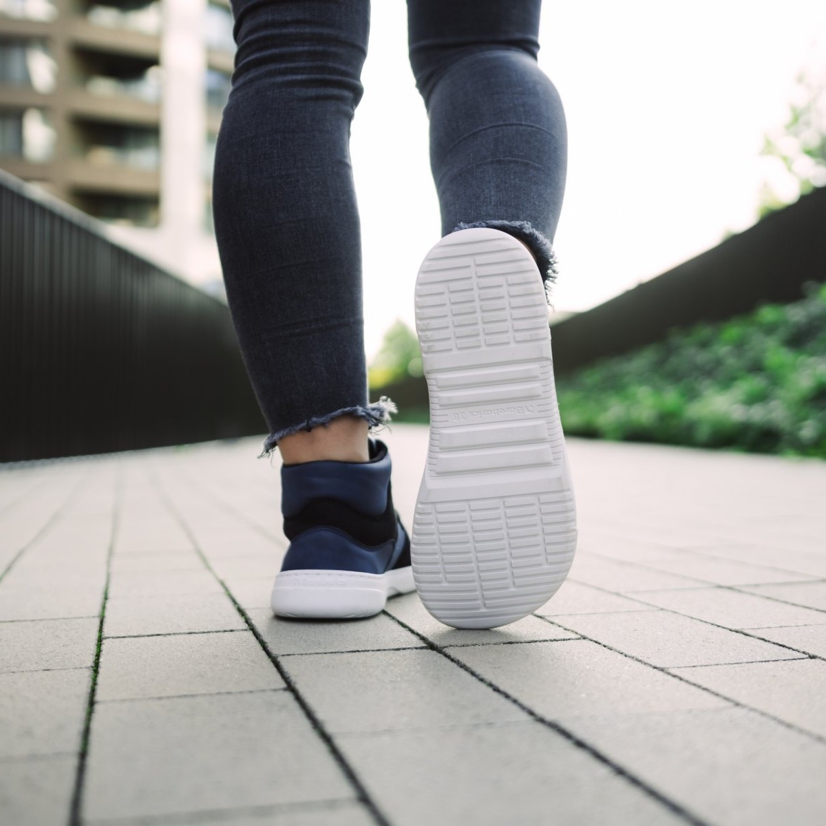 Barefoot Sneakers Barebarics Lynx - Dark Blue & White.
Les baskets Barebarics sont fabriquées selon des processus qui minimisent l'impact sur l'environnement.
La tige est composée de nubuck synthétique et de velours synthétique.La doublure est en polyester, qui est très doux et agréable au toucher, ce qui procure un confort extrême pour le talon.La semelle est en gomme synthétique souple avec une haute résistance à l'usure.La semelle ComfortGrip est conçue pour un mouvement confortable et la découverte de nouveaux endroits, pas seulement dans le milieu urbain.La semelle intérieure est amovible et composée de PU recyclé et de microfibres, qui assurent une excellente respirabilité et aident à garder les pieds au sec.

Attributs barefoot
Forme anatomique - Les basket respectent la forme du pied.
Plus d'information
design urbain moderneconçu et fabriqué à la main dans l’Union européenne, à partir de matériaux durables locauxexcellente durabilité et solidité des couleurs des matériauxTechnologie Dermodry Coolmax® pour une élimination continue de l’humiditédisponible en numéros : 36 - 47 (selon mesure européenne)chaussure de ville