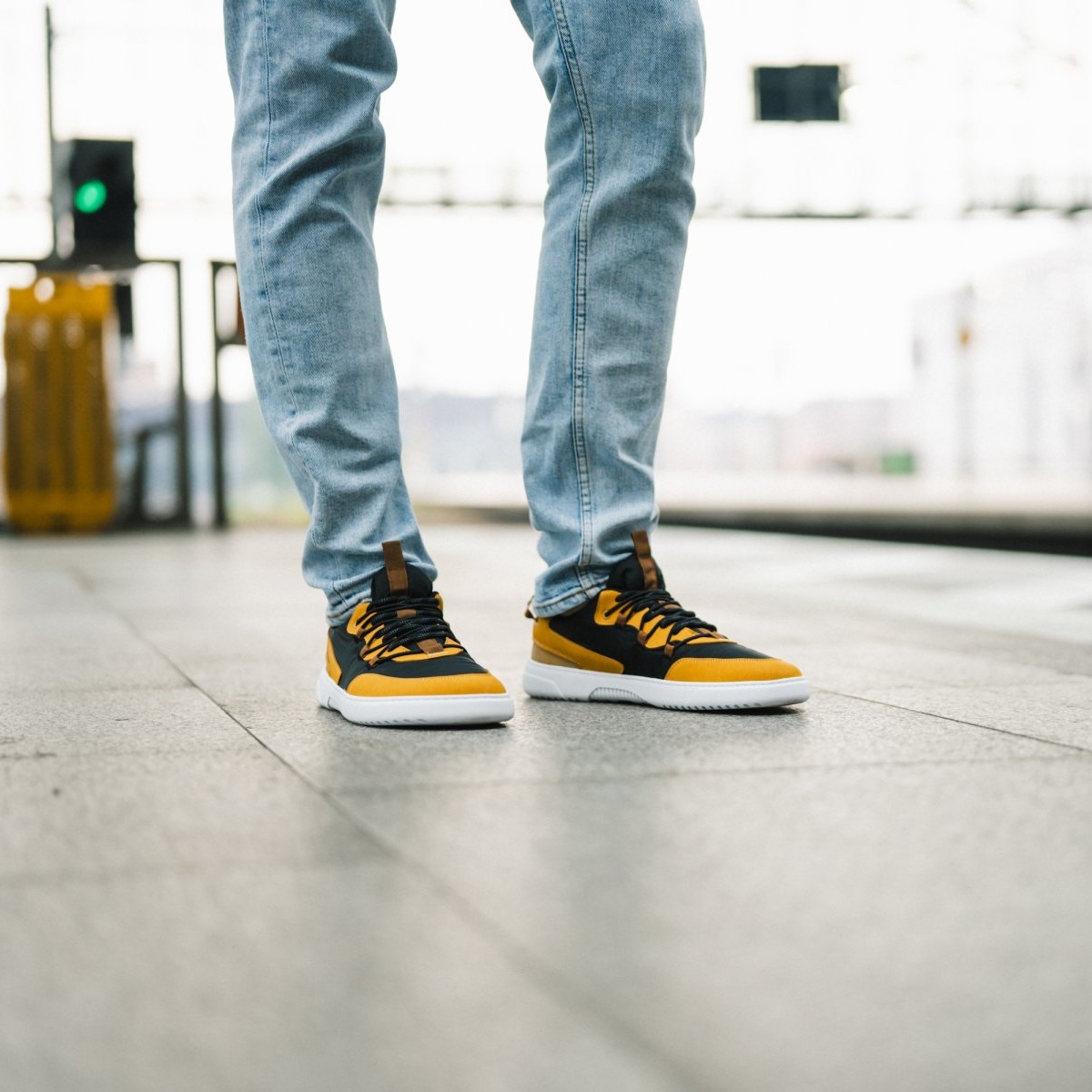 Sneakers Barefoot Barebarics - Revive - Golden Yellow & Black.
Des matériaux durables et végétaliens avec une excellente solidité des couleurs, une respirabilité et une résistance à la déchirure et à l’abrasion ont été utilisés dans la production.
	La tige est composée de microfibre et de polyester, qui sont développés en utilisant les meilleures technologies pour obtenir des matériaux durables.
Attributs barefoot
Forme anatomique - Les basket respectent la forme du pied.
Plus d'information
design urbain moderneconçu et fabriqué à la main dans l’Union européenne, à partir de matériaux durables locauxexcellente durabilité et solidité des couleurs des matériauxTechnologie Dermodry Coolmax® pour une élimination continue de l’humiditédisponible en numéros : 36 - 47 (selon mesure européenne)chaussure de ville