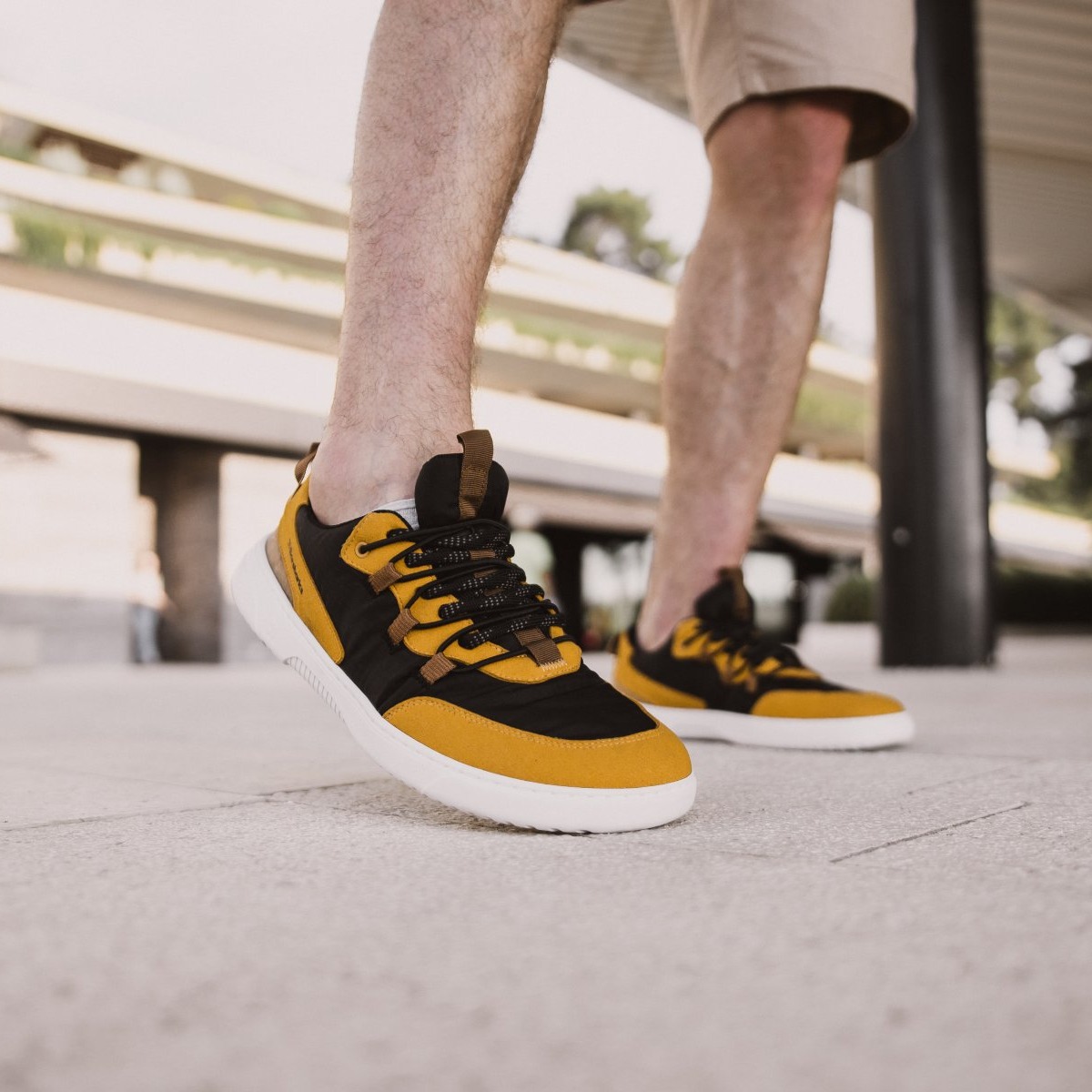 Sneakers Barefoot Barebarics - Revive - Golden Yellow & Black.
Des matériaux durables et végétaliens avec une excellente solidité des couleurs, une respirabilité et une résistance à la déchirure et à l’abrasion ont été utilisés dans la production.
	La tige est composée de microfibre et de polyester, qui sont développés en utilisant les meilleures technologies pour obtenir des matériaux durables.
Attributs barefoot
Forme anatomique - Les basket respectent la forme du pied.
Plus d'information
design urbain moderneconçu et fabriqué à la main dans l’Union européenne, à partir de matériaux durables locauxexcellente durabilité et solidité des couleurs des matériauxTechnologie Dermodry Coolmax® pour une élimination continue de l’humiditédisponible en numéros : 36 - 47 (selon mesure européenne)chaussure de ville