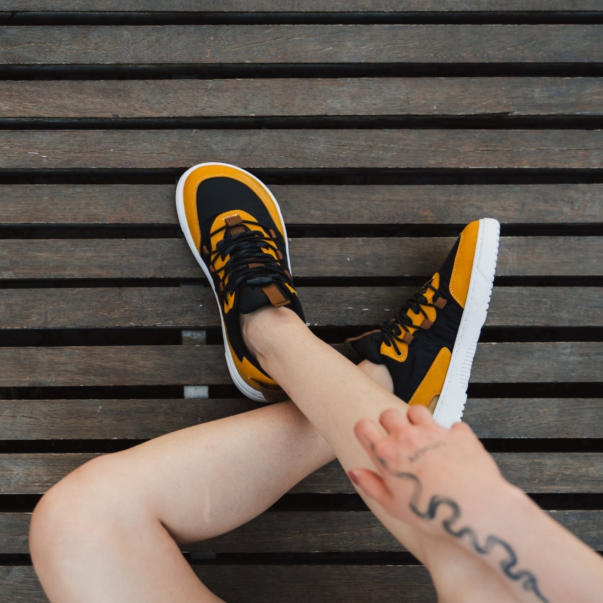 Sneakers Barefoot Barebarics - Revive - Golden Yellow & Black.
Des matériaux durables et végétaliens avec une excellente solidité des couleurs, une respirabilité et une résistance à la déchirure et à l’abrasion ont été utilisés dans la production.
	La tige est composée de microfibre et de polyester, qui sont développés en utilisant les meilleures technologies pour obtenir des matériaux durables.
Attributs barefoot
Forme anatomique - Les basket respectent la forme du pied.
Plus d'information
design urbain moderneconçu et fabriqué à la main dans l’Union européenne, à partir de matériaux durables locauxexcellente durabilité et solidité des couleurs des matériauxTechnologie Dermodry Coolmax® pour une élimination continue de l’humiditédisponible en numéros : 36 - 47 (selon mesure européenne)chaussure de ville