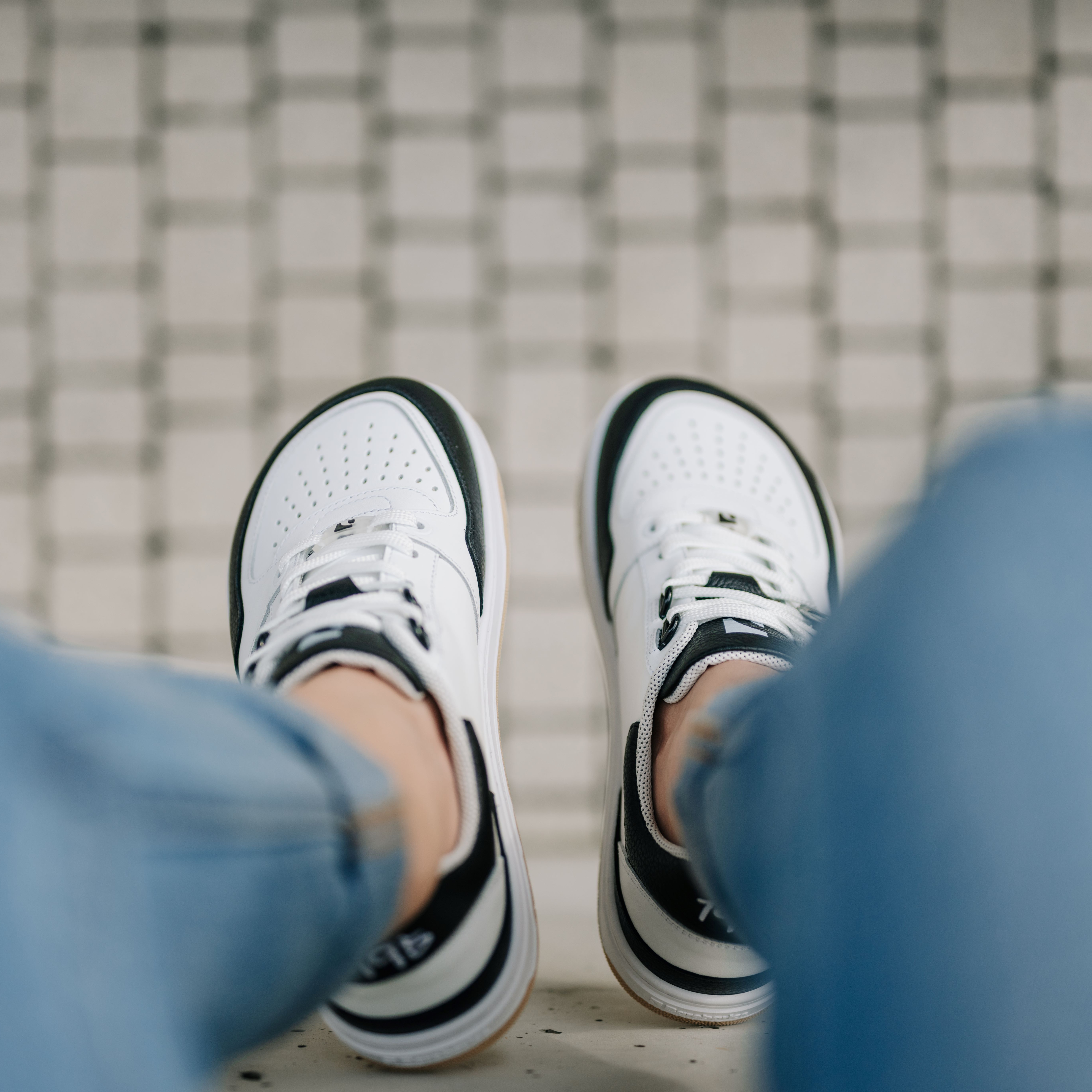 Barefoot Sneakers Barebarics Wave - White & Black.
La tige est en cuir nappa lisse de haute qualité; C'est un matériau qui présente une excellente résistance à l'humidité et est facile à entretenirLa doublure est en tissu technique Dermdry Coolmax®, qui assure une évacuation continue de l'humidité; Ce type de doublure accélère le processus d'élimination et d'absorption de la transpiration, grâce auquel la peau reste sèche; En même temps, c'est un matériau doux, léger et respirant qui est utilisé dans la production de modèles de chaussures prestigieux et qui subit les tests de qualité technique les plus exigeants dans des laboratoires indépendantsLa semelle est en gomme synthétique souple à haute résistance à l'usure; La semelle Retro s'inspire de l'art et des sports de rue de la fin du XXe siècleLa semelle intérieure est amovible et composée de PU recyclé et de microfibres, qui aident à garder les pieds au sec et assurent une excellente respirabilité
Attributs barefoot
Forme anatomique - Les basket respectent la forme du pied; Elles créent suffisamment d’espace pour les orteils même en mouvement, les empêchant d’être pressés ou meurtris.Flexibilité des matériaux - La semelle flexible assure le mouvement nécessaire; Les pieds ne sont pas gênés et sont naturellement renforcés.Zero drop - Le talon et la pointe des baskets sont dans un même plan; Grâce à cela, la posture du corps et la correction globale du centre de gravité sont améliorées.Semelle adaptative - 4,5 mm d’épaisseur (sans saillies) stimule les terminaisons nerveuses; Elle renforcera l’équilibre, la sensibilité du terrain et protégera les pieds.Poids léger - Les baskets Barebarics sont légères et sans voûte plantaire, ce qui évite la fatigue des jambes et favorise le bon schéma de marche.
Plus d'information
chaussure de villedesign urbain moderneconçu et fabriqué à la main dans l'Union européenne, à partir de matériaux locaux durablesexcellente durabilité et solidité des couleurs des matériauxTechnologie Dermodry Coolmax® pour une élimination continue de l’humiditédisponible en nombre : 36 - 47 (selon mesure européenne)