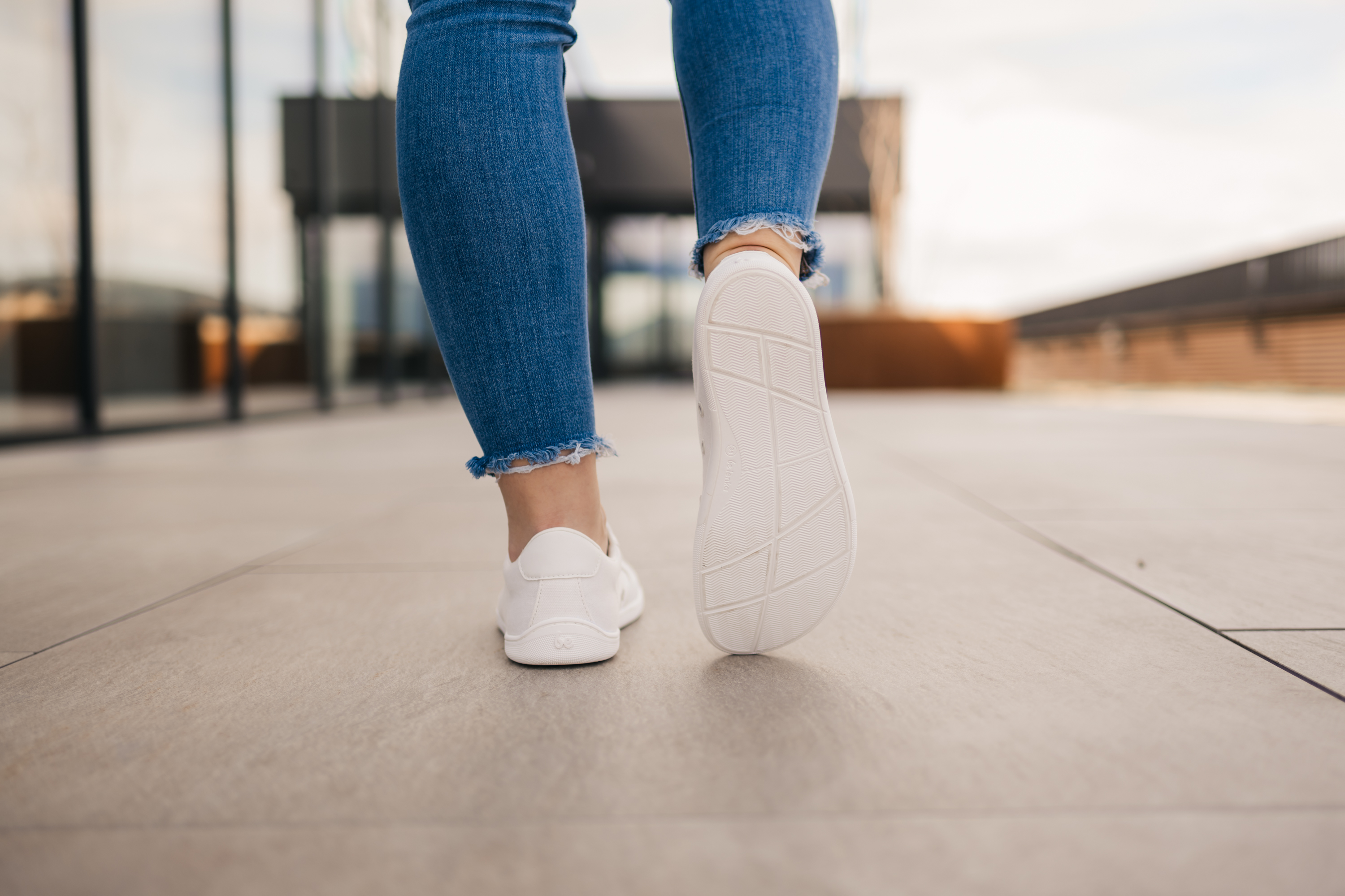 Barefoot baskets Be Lenka Rebound - All White.




des chaussures extrêmement légères pour tous les amateurs de classiques urbainssemelle EverydayComfort Neo cousue pour une durée de vie plus longue de la chaussurelogo textile sur la languette et le dessus des basketsdeux œillets à l'intérieur des baskets pour l'aération

Avantages des chaussures barefoot:
elles imitent parfaitement la marche pieds nus la forme anatomique de la chaussure offre un espace généreux pour les orteilsl'inclinaison nulle de la semelle maintient le talon et la pointe dans le même plan pour une bonne postureune semelle de stimulation d'une épaisseur de 5 mm active les terminaisons nerveuses du pieddes matériaux flexibles assurent une meilleure fonctionnalité des muscles et tendons du piedla légèreté des chaussures comme prévention contre la fatigue des pieds
Type: chaussure de ville