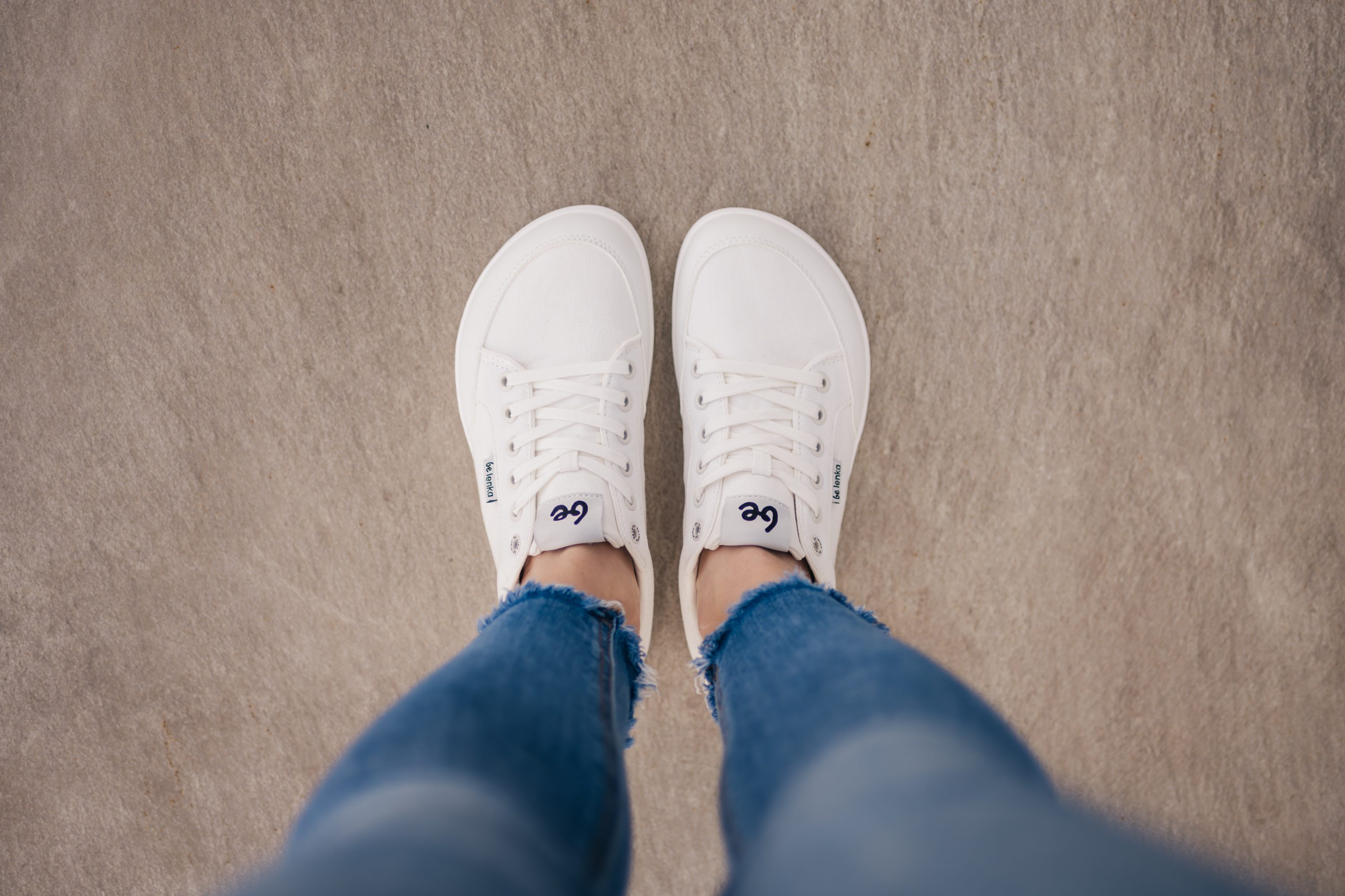 Barefoot baskets Be Lenka Rebound - All White.




des chaussures extrêmement légères pour tous les amateurs de classiques urbainssemelle EverydayComfort Neo cousue pour une durée de vie plus longue de la chaussurelogo textile sur la languette et le dessus des basketsdeux œillets à l'intérieur des baskets pour l'aération

Avantages des chaussures barefoot:
elles imitent parfaitement la marche pieds nus la forme anatomique de la chaussure offre un espace généreux pour les orteilsl'inclinaison nulle de la semelle maintient le talon et la pointe dans le même plan pour une bonne postureune semelle de stimulation d'une épaisseur de 5 mm active les terminaisons nerveuses du pieddes matériaux flexibles assurent une meilleure fonctionnalité des muscles et tendons du piedla légèreté des chaussures comme prévention contre la fatigue des pieds
Type: chaussure de ville